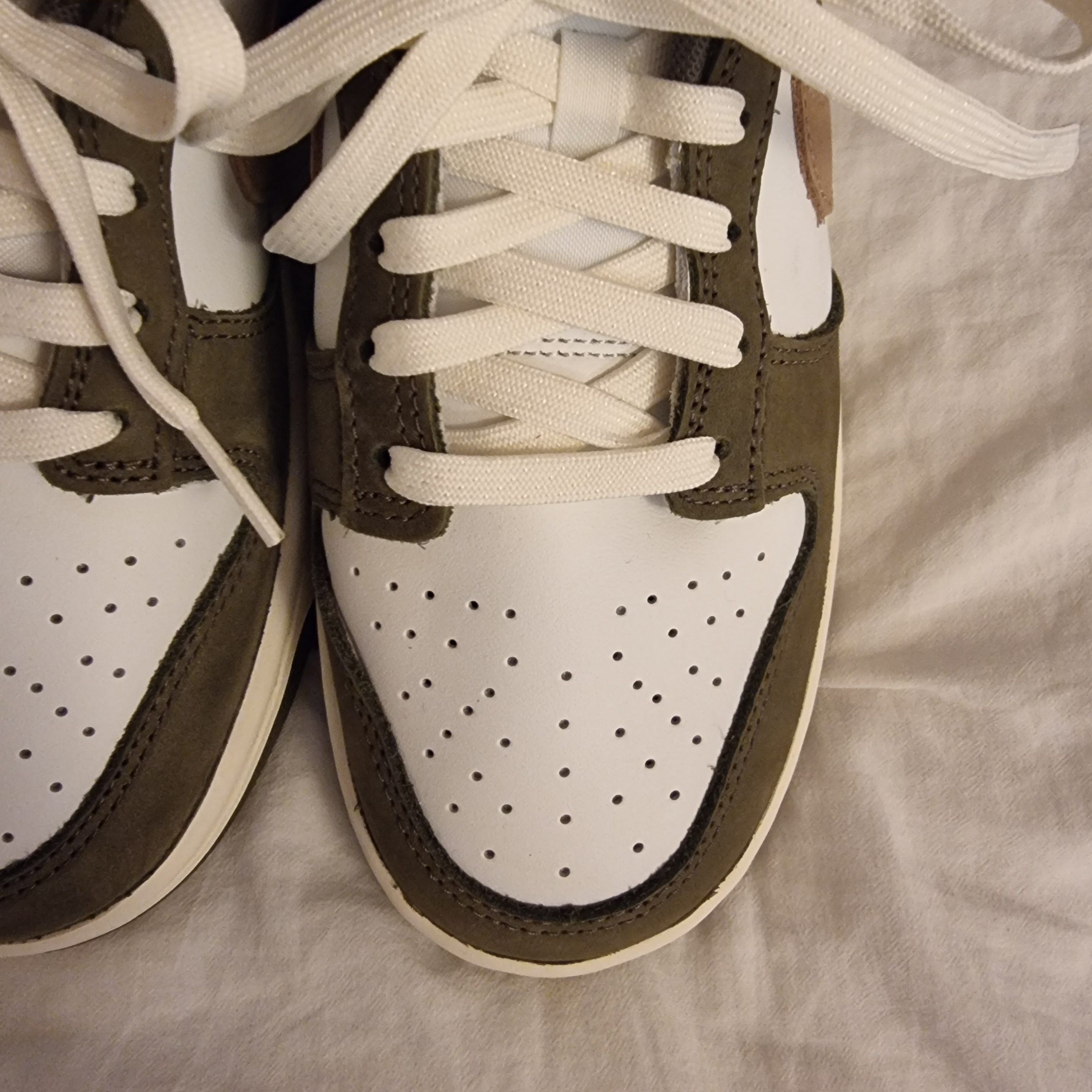 Nike Dunk Low Retro Premium Medium Olive and Summit White 착용 스타일 - 5