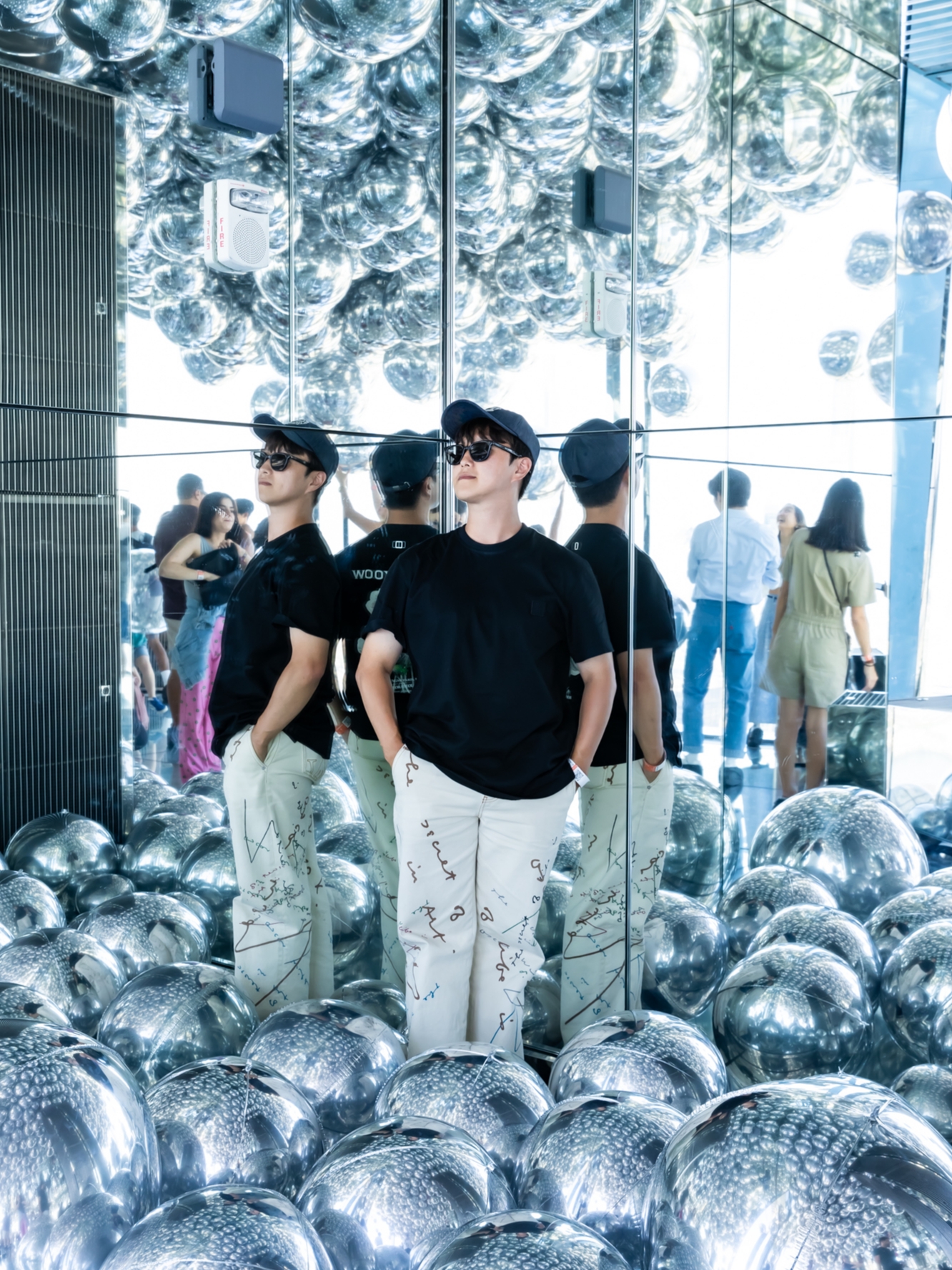 Wooyoungmi Flower Print Back Logo T-Shirt Black - 23FW, Human Made 6 Panel Denim Cap Indigo 착용 스타일 - 5