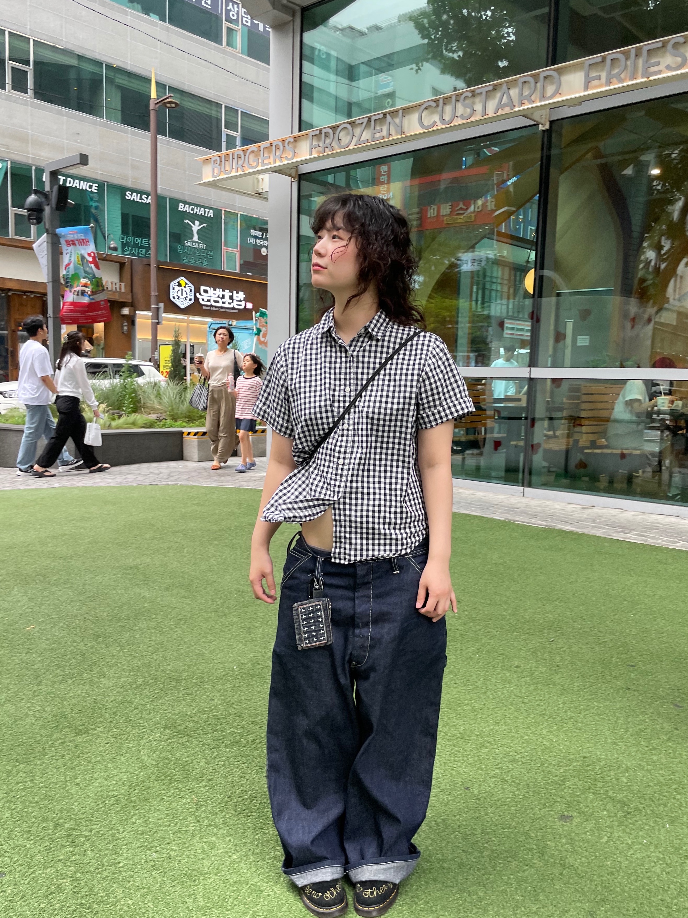 [KREAM 단독] Karactor Patchwork Denim Card Wallet Vintage Blue, Dr. Martens 1461 Desert Oasis Suede Black 착용 스타일 - 2