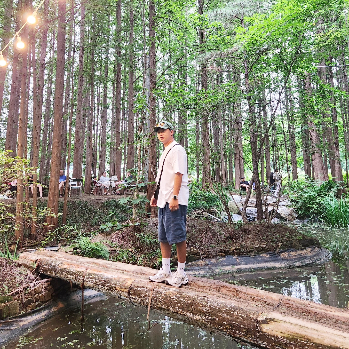 Stussy Basic Stussy T-Shirt White 2024, 2025, Emis New Logo Emis Cap Green 착용 스타일 - 2