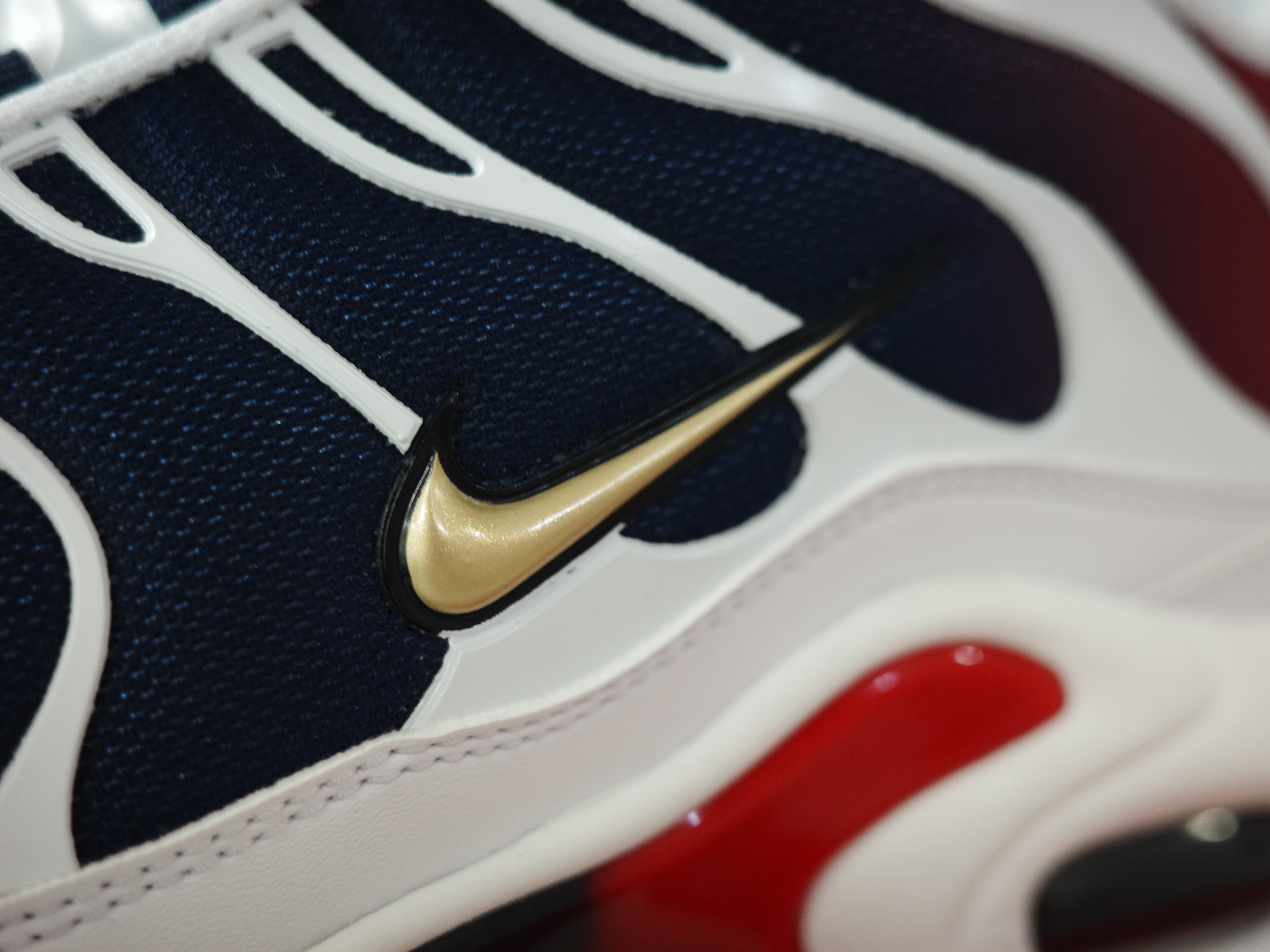 Nike x Paris Saint-Germain Air Max Plus White Metallic Gold 착용 스타일 - 4