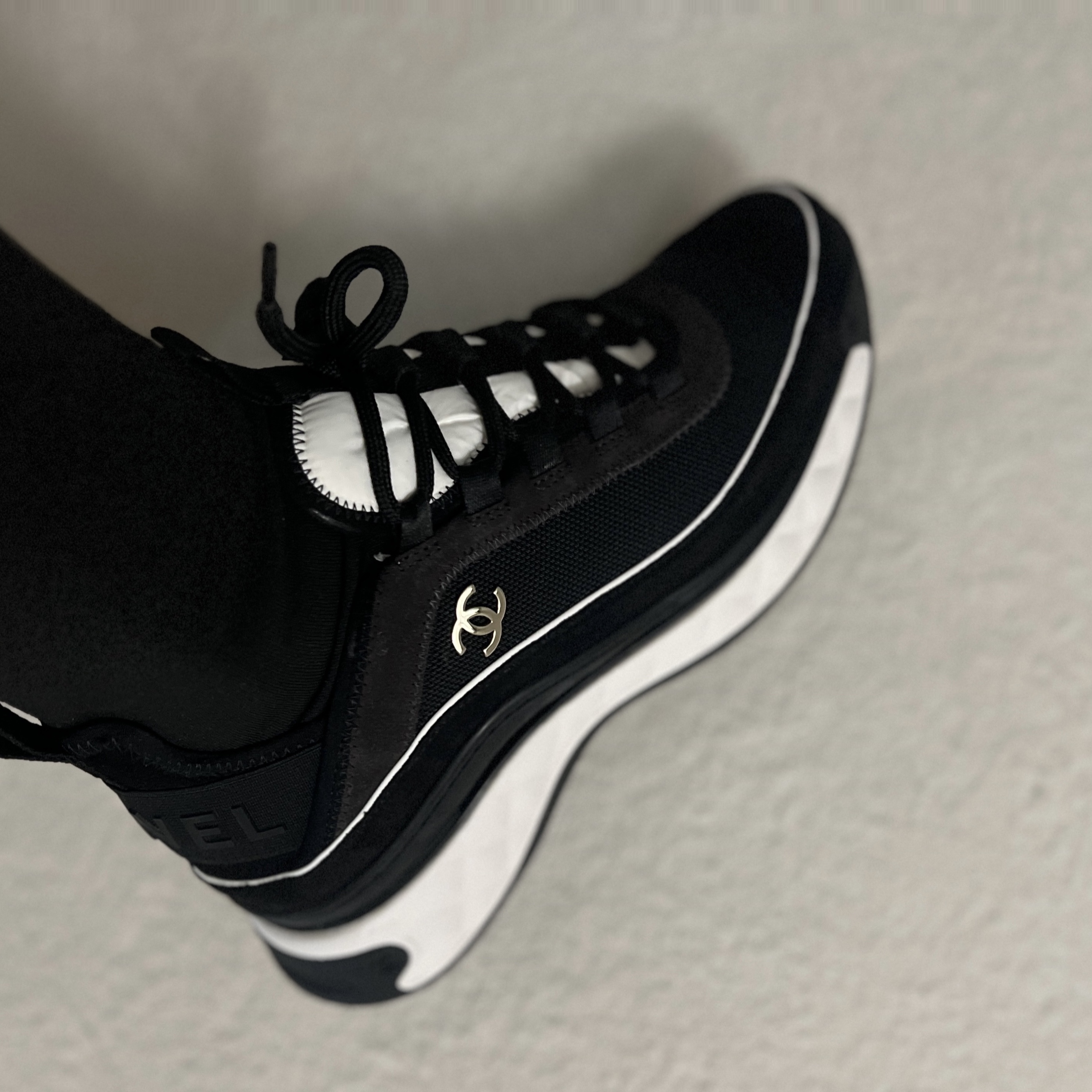 (W) Chanel Mixed Fibers Sneakers Fabric Suede Calfskin & Black 착용 스타일 - 5