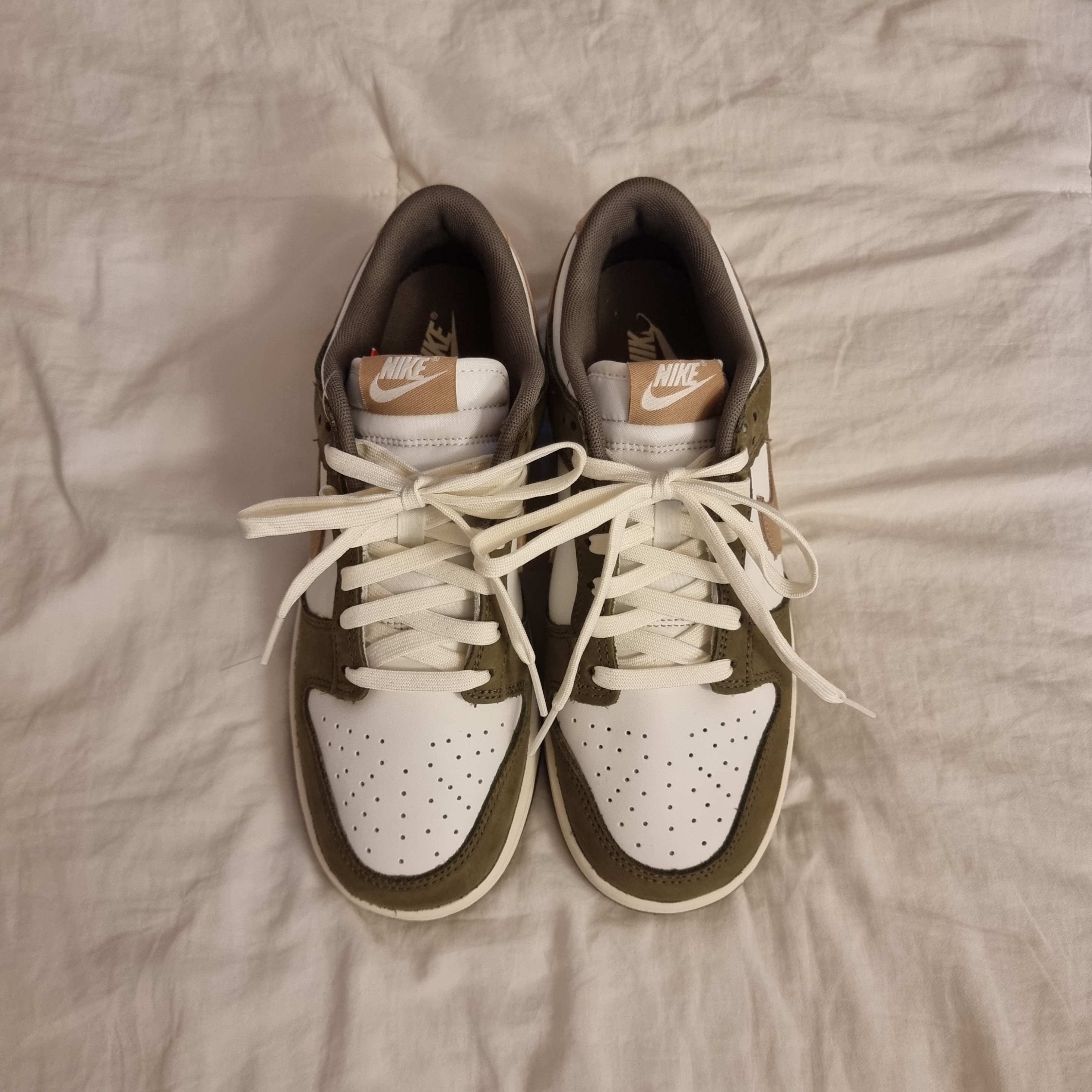 Nike Dunk Low Retro Premium Medium Olive and Summit White 착용 스타일 - 2