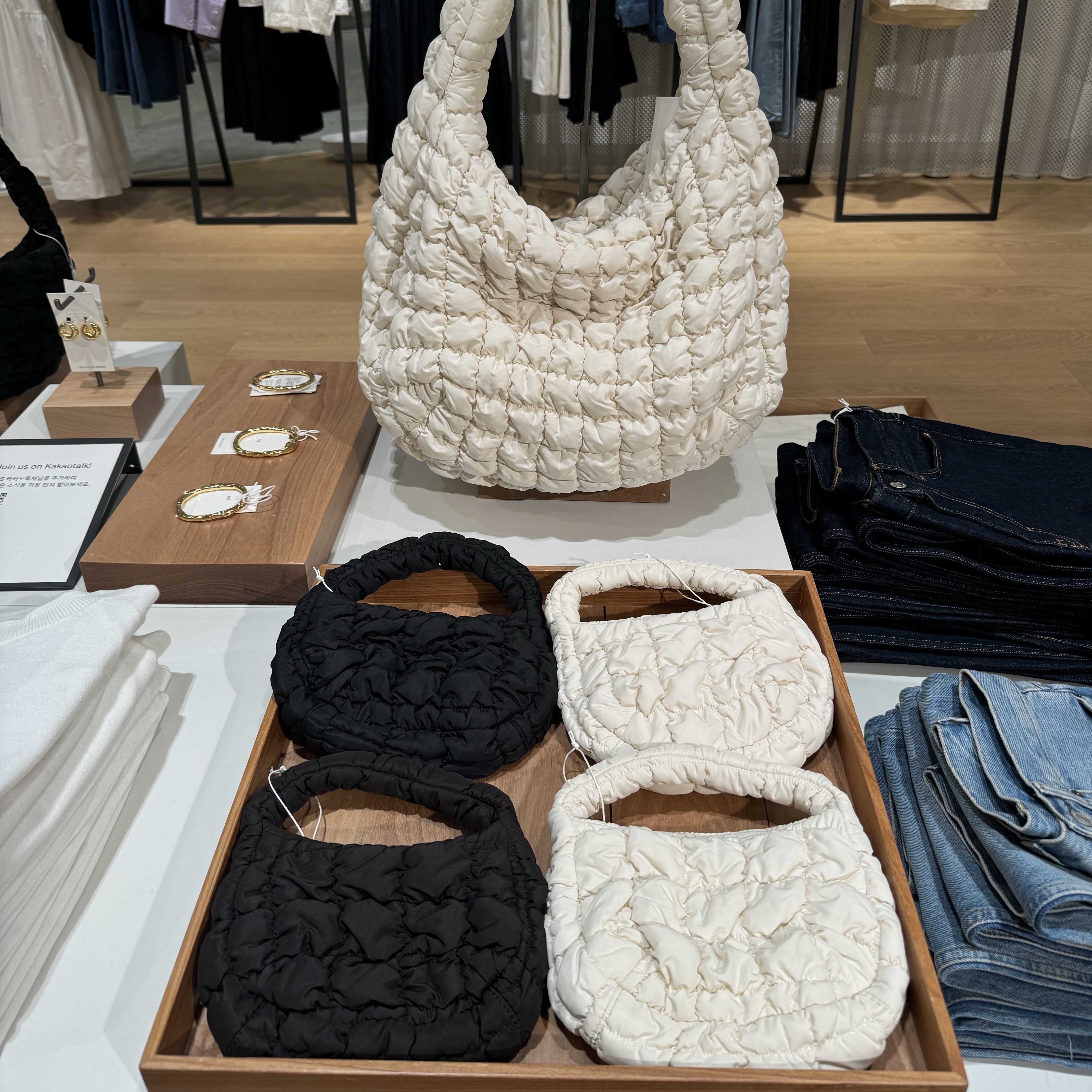 COS Quilted Messenger Bag Black, COS Quilted Micro Bag Off White 착용 스타일 - 1