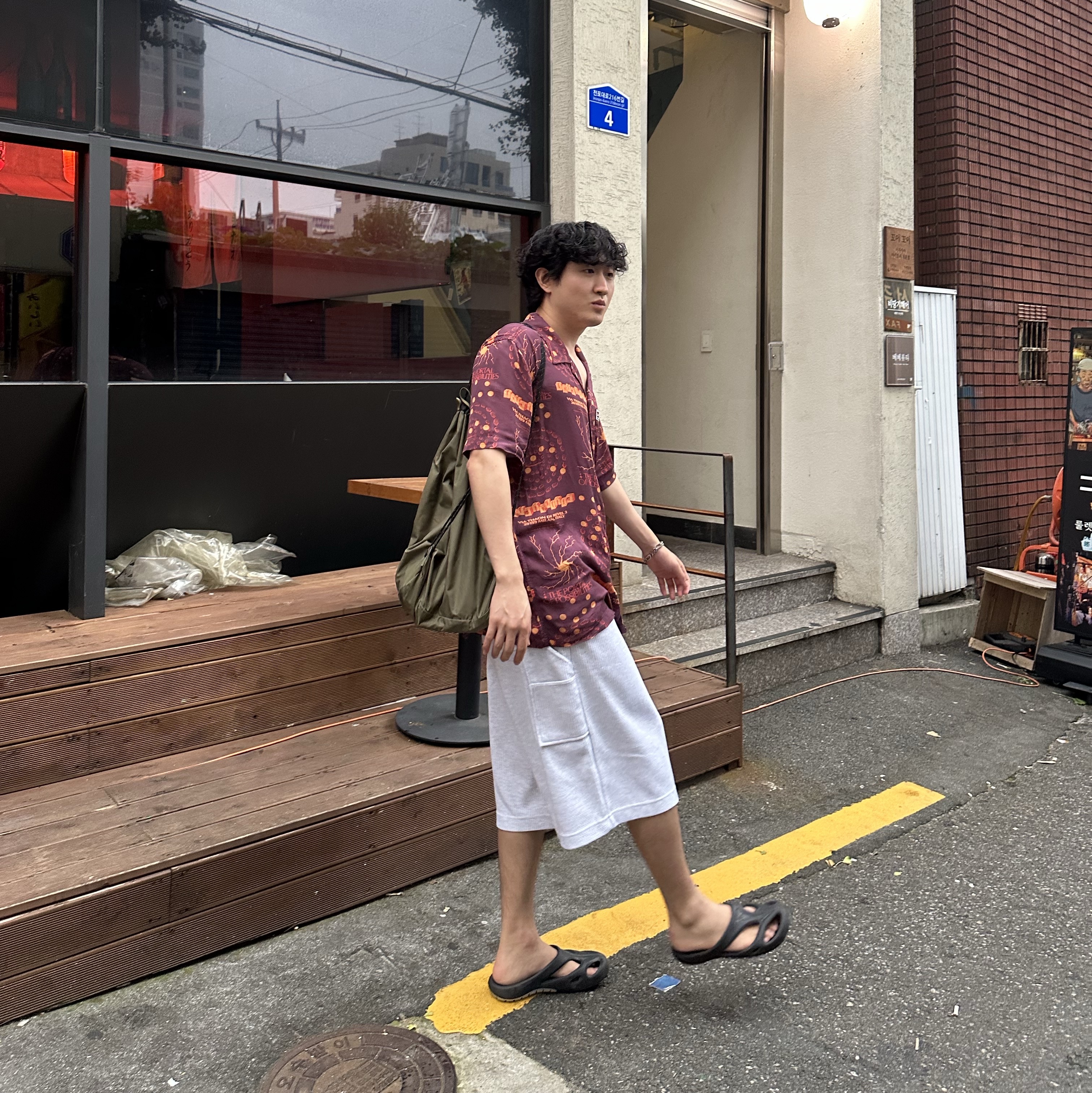 MJD Waffle Wide Carpenter Bermuda Pants Melange White, Keen Shanti Black Dawn Blue 착용 스타일 - 2