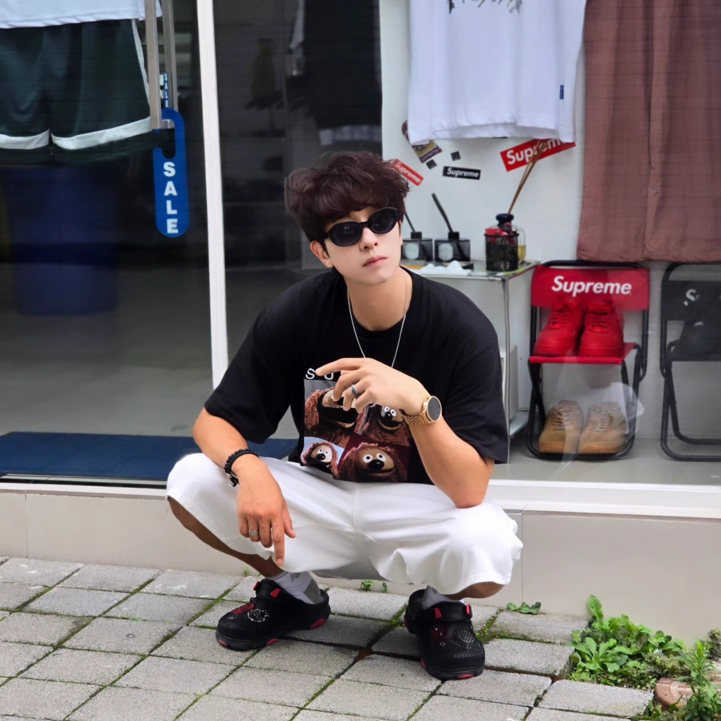 Supreme Rowlf T-Shirt Black - 24SS, Crocs x Staple Classic All Terrain Clog Black 착용 스타일 - 8