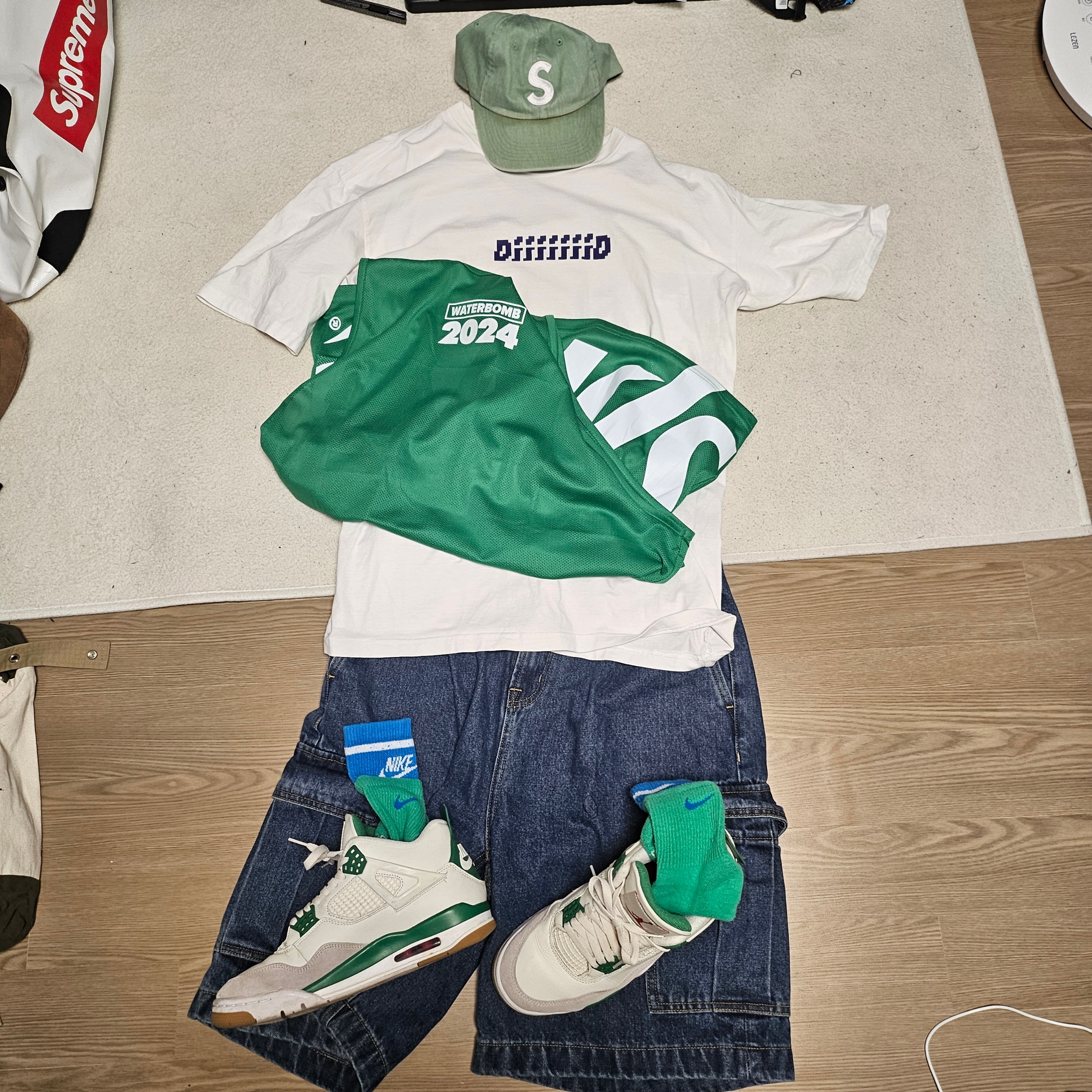 Jordan 4 x Nike SB Retro SP Pine Green, Supreme Pigment Print S Logo 6-Panel Light Sage - 22FW 착용 스타일