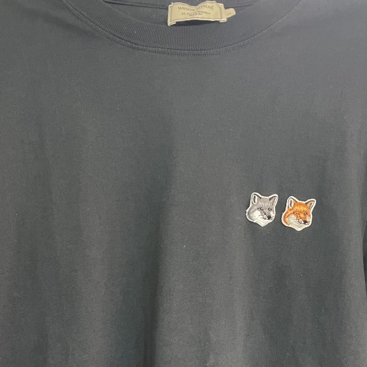 Maison Kitsune Double Fox Head Patch Classic T-Shirt Anthracite 착용 스타일 - 2