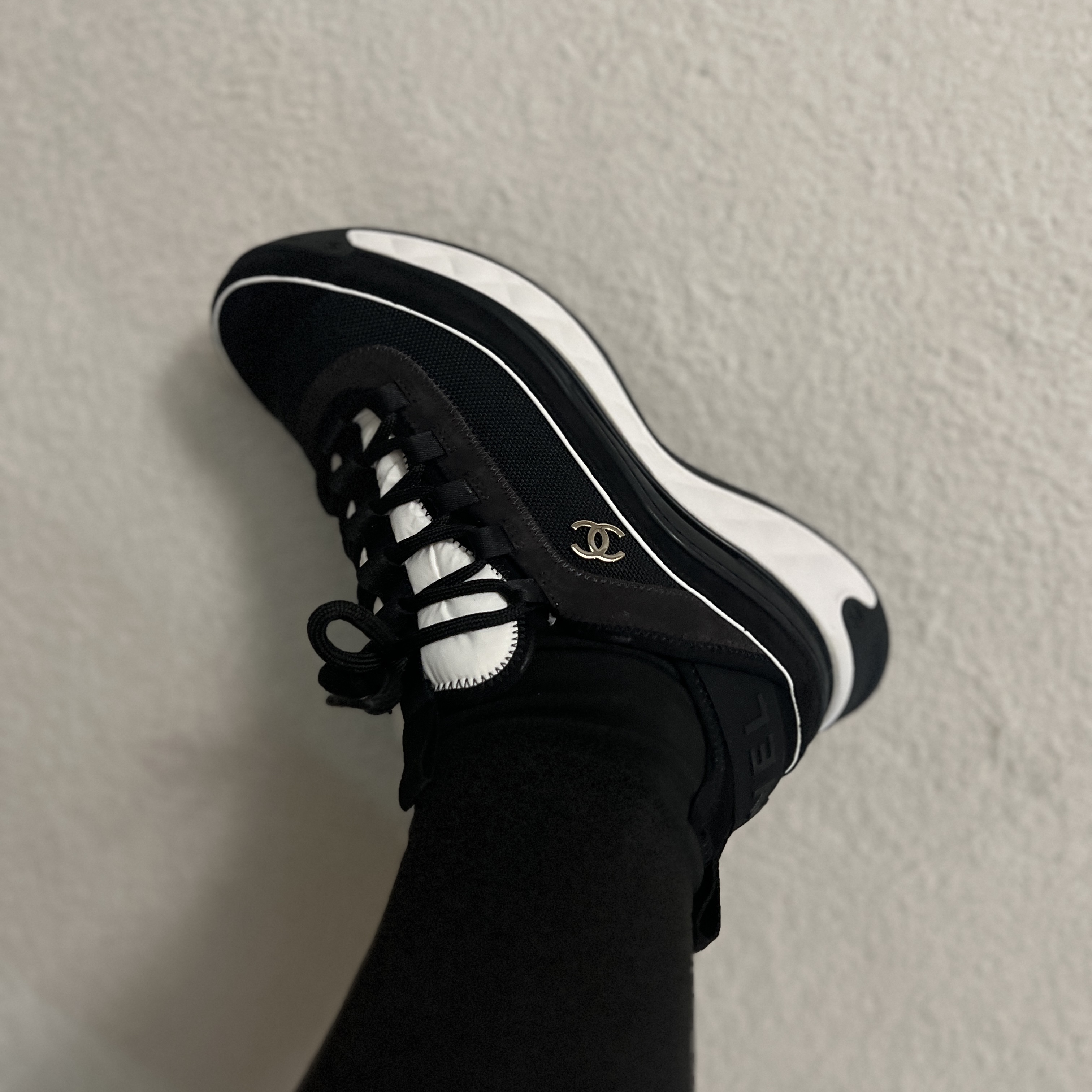 (W) Chanel Mixed Fibers Sneakers Fabric Suede Calfskin & Black 착용 스타일 - 4