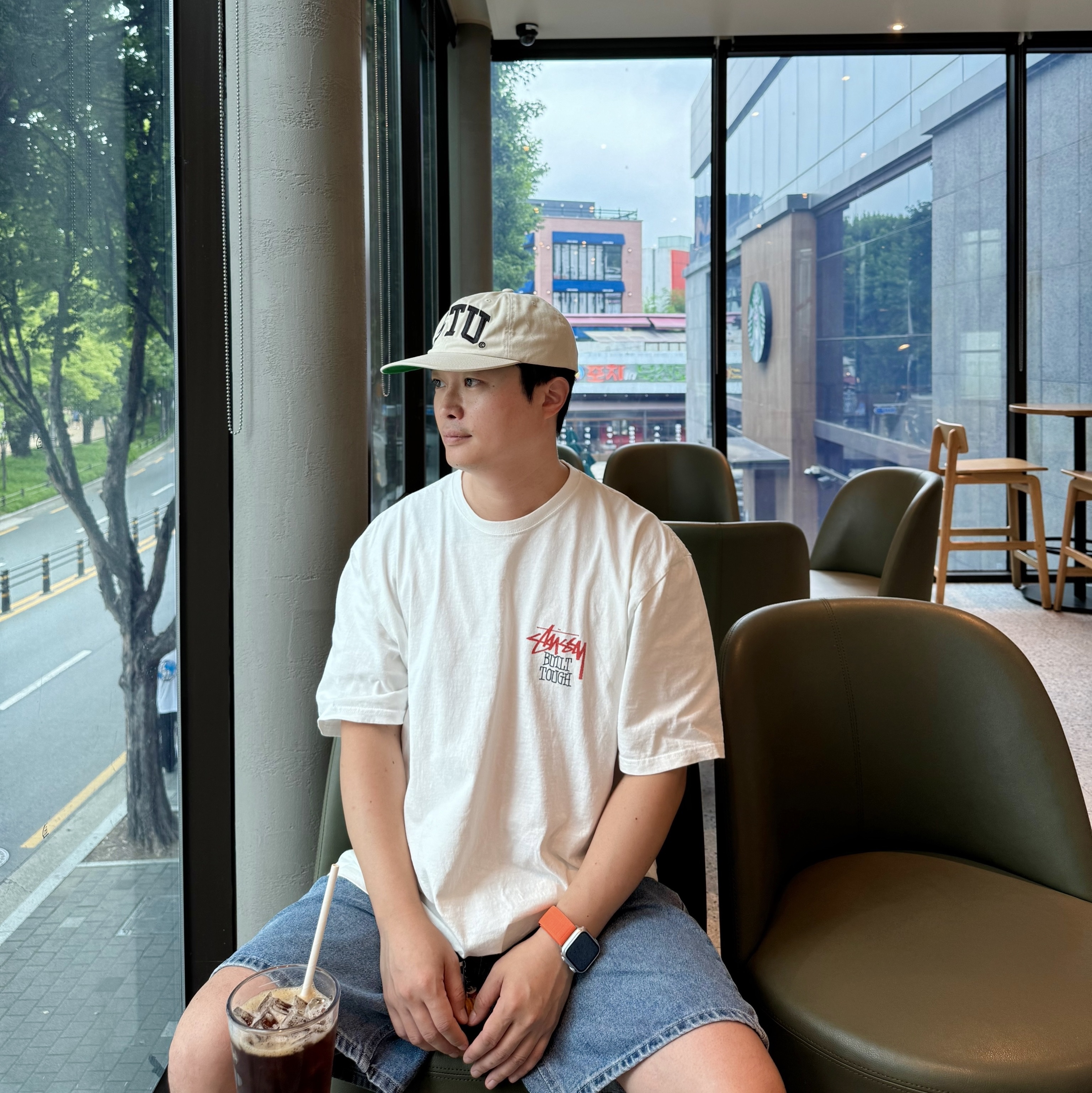 Stussy Stu Arch Strapback Cap Off white, Stussy Built Tough T-Shirt White 착용 스타일 - 1