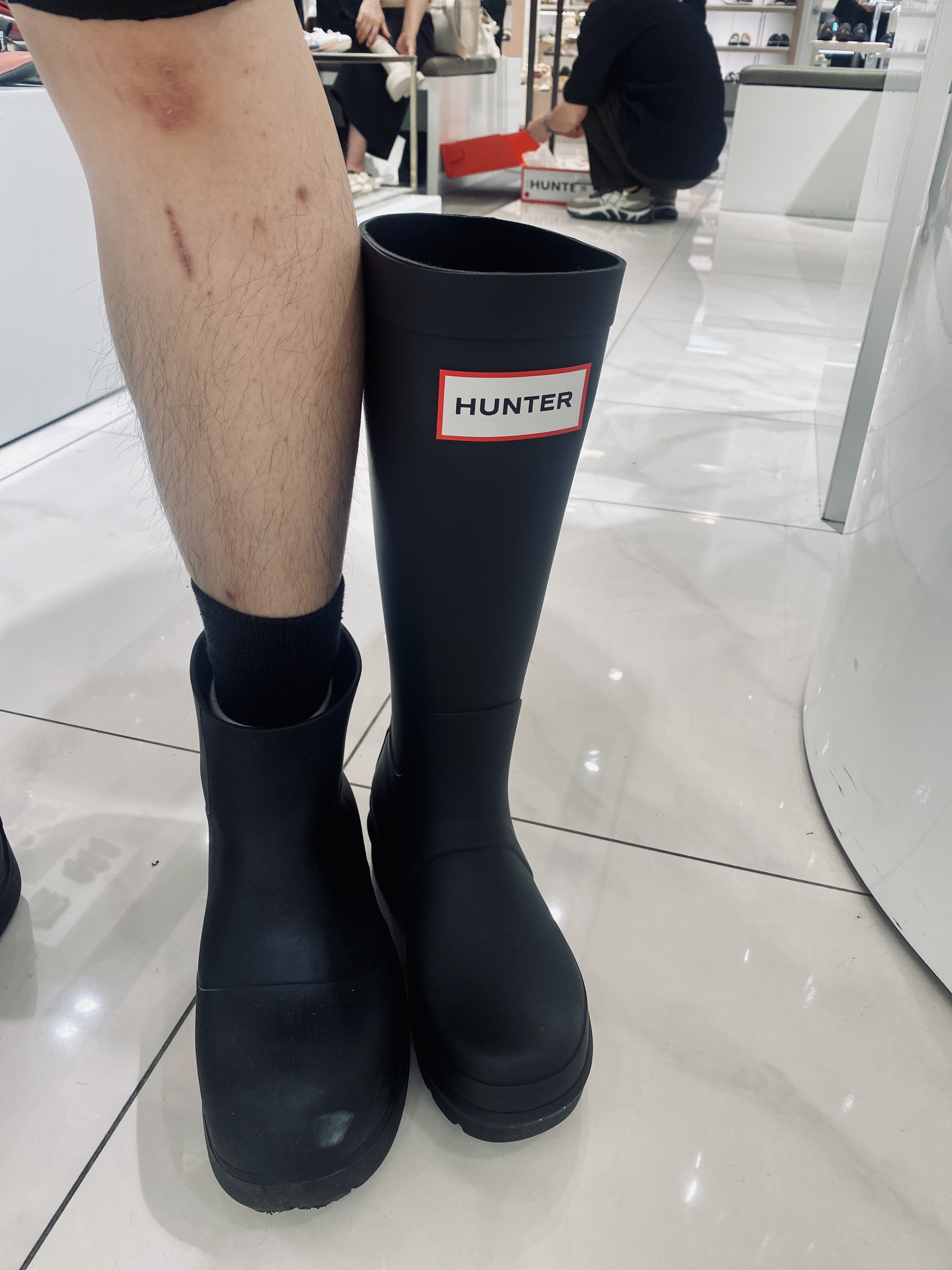 Bottega Veneta Puddle Ankle Boots Black, Hunter Original 2.0 Short Rain Boots Black 착용 스타일