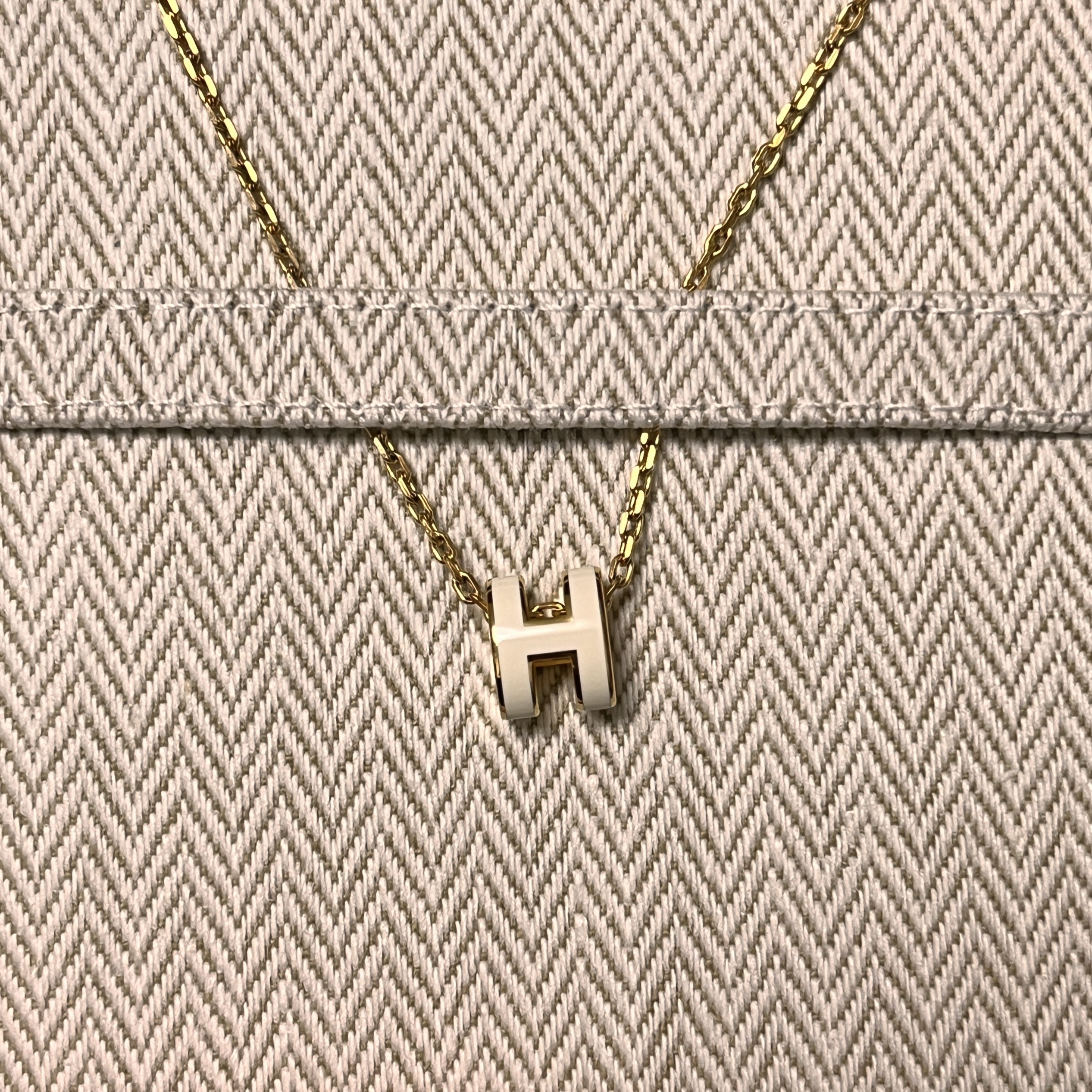 (W) Hermes Mini Pop H Pendant Gold & Blanc 착용 스타일