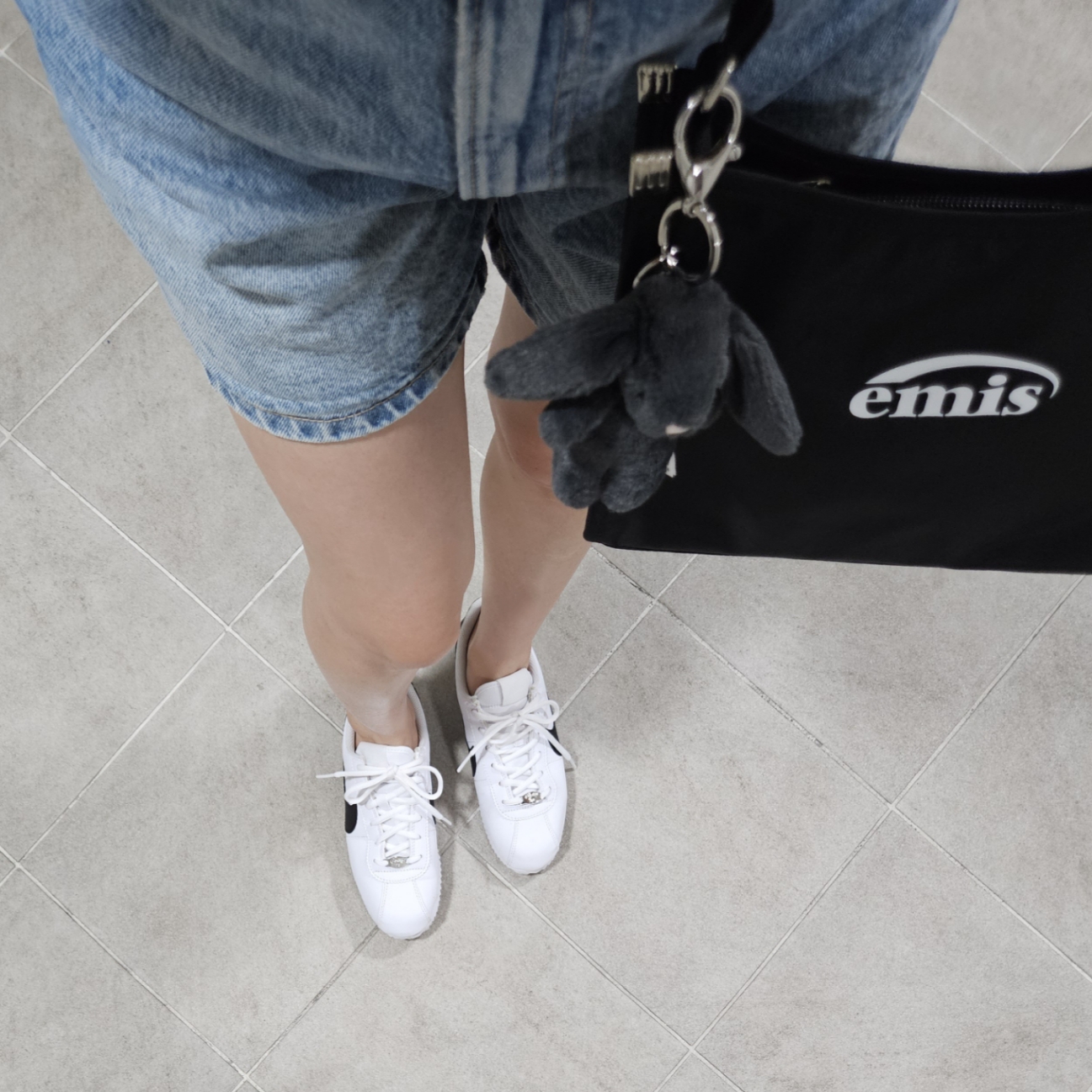 (GS) Nike Cortez Basic SL White Black, Jellycat Bashful Bunny Bag Charm Ink 착용 스타일