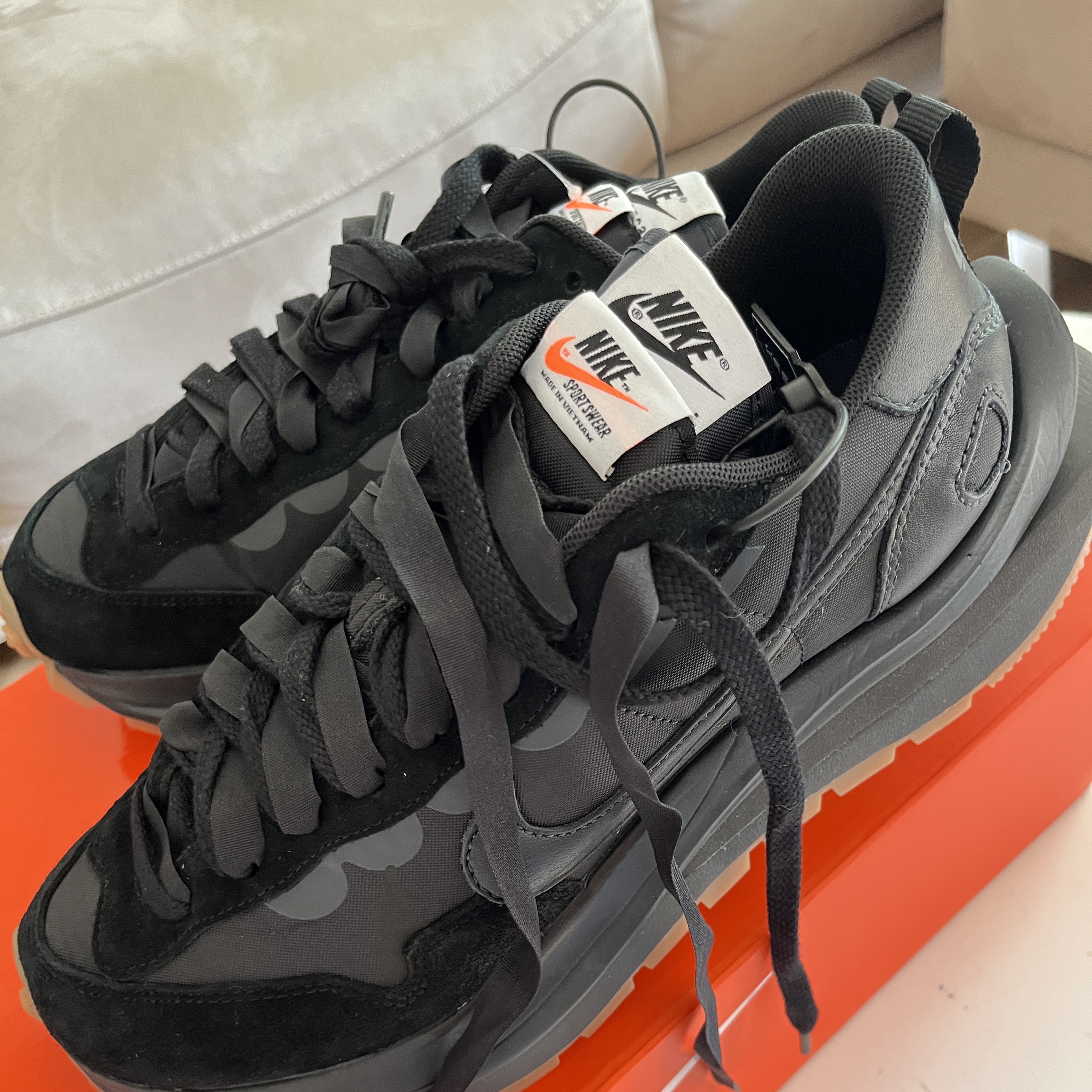 Nike x Sacai VaporWaffle Black and Gum 착용 스타일