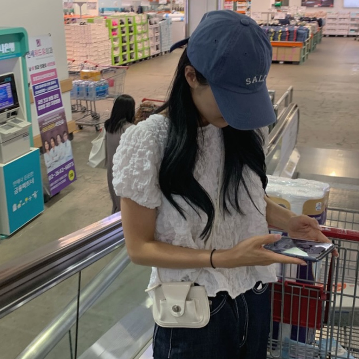 APOA Pao Micro Wallet Bag Black, APOA Pao Micro Wallet Bag Off White 착용 스타일