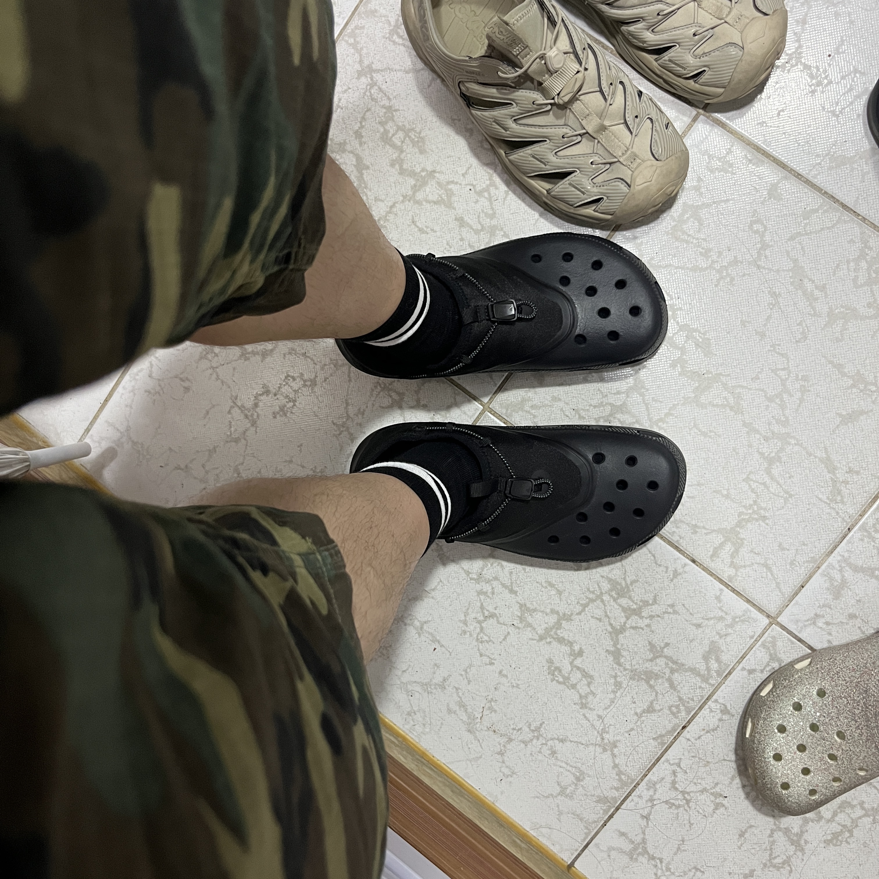 Crocs x Satisfy Classic Clog Black 착용 스타일