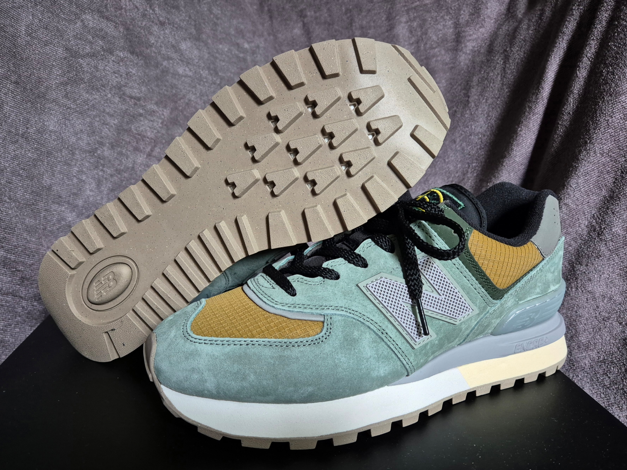 New Balance x Stone Island 574 Legacy Light Green, New Balance x Stone Island 991v2 Made in UK Black Olive Night 착용 스타일 - 2