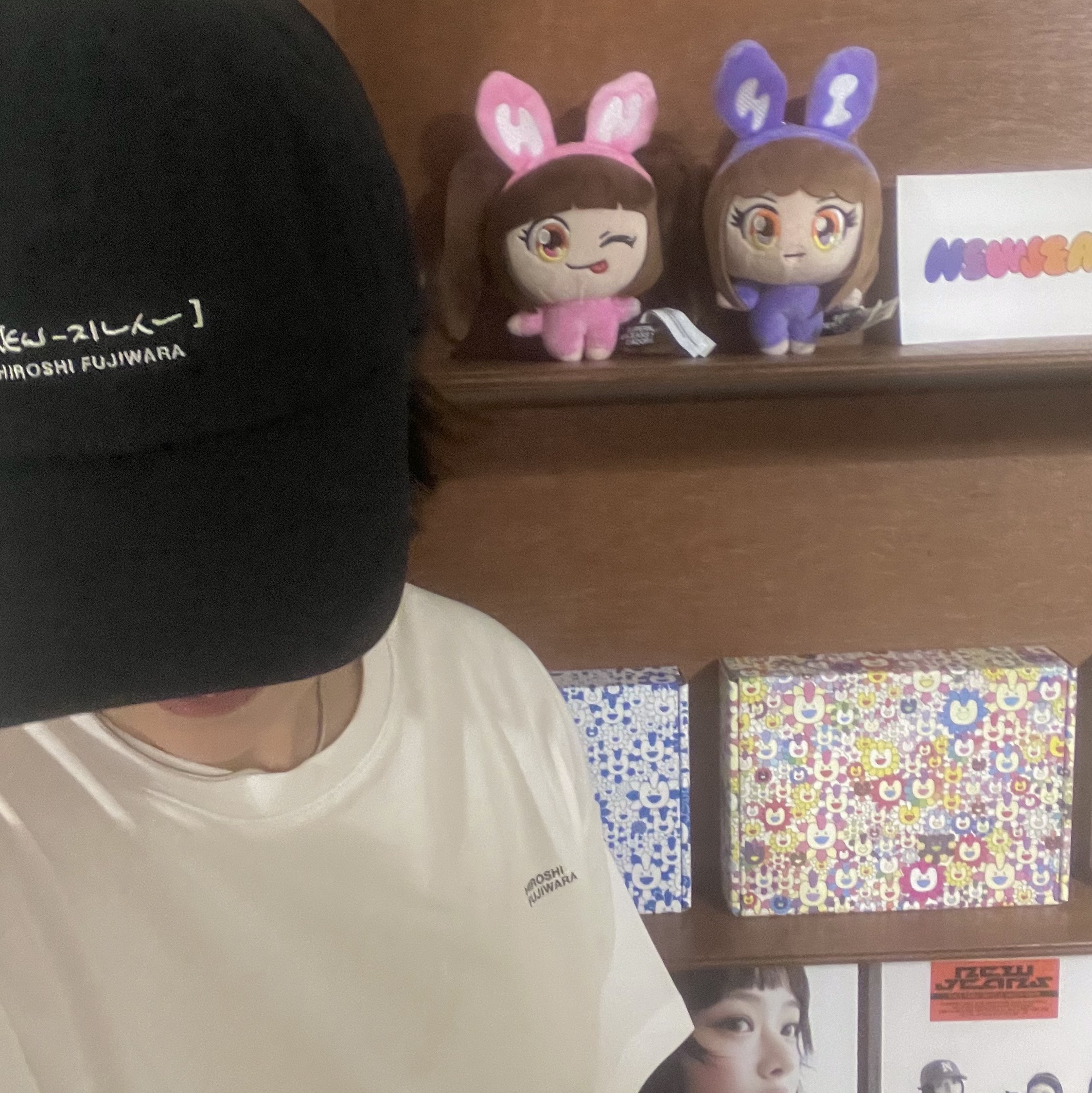 NewJeans Supernatural NJ x Murakami Drawstring Bag Ver., NewJeans How Sweet Standard (Hanni Ver.) 착용 스타일 - 3