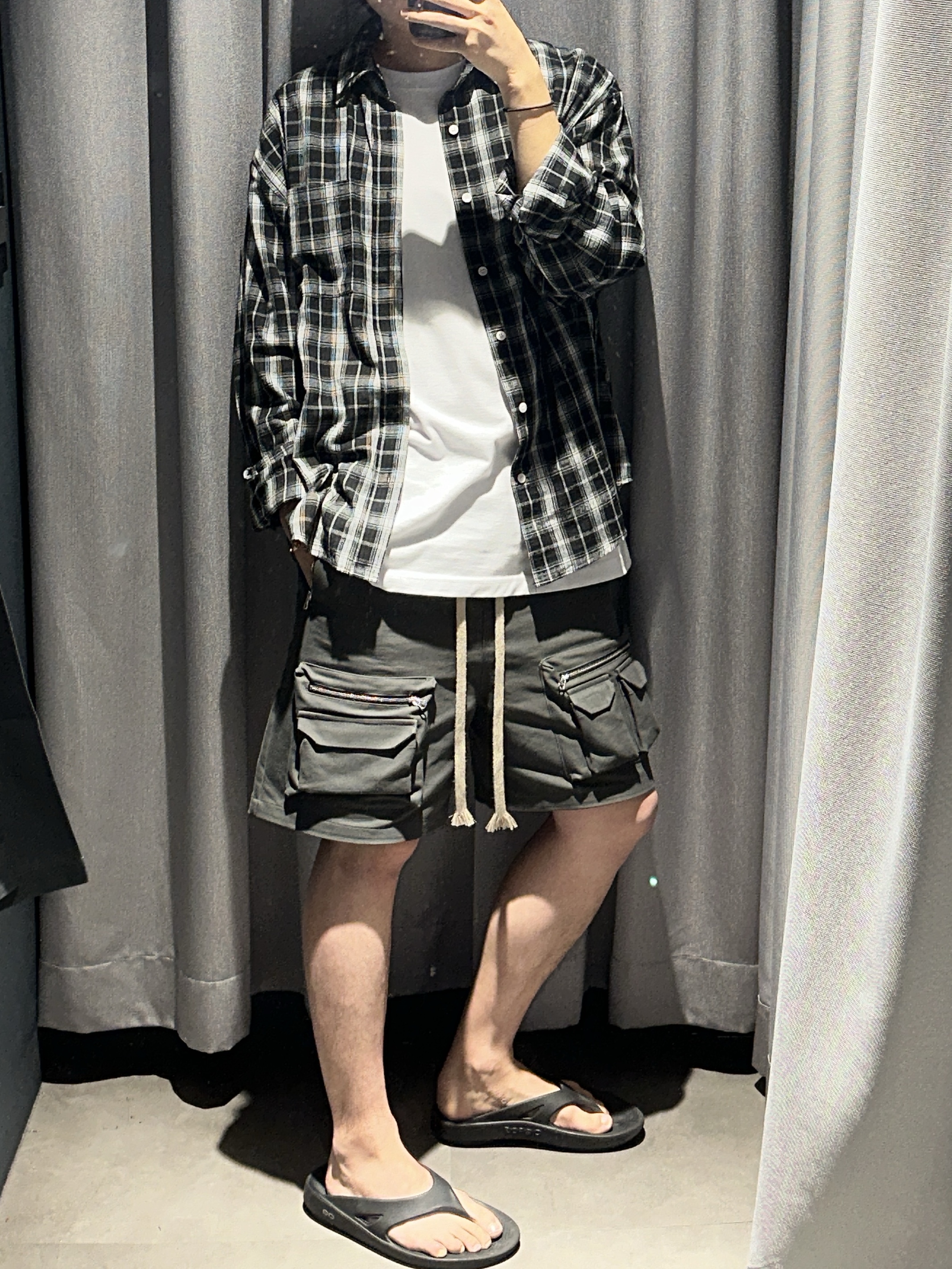 Oofos OOriginal Black, Permanent Archive New Storage Shorts Deep khaki 착용 스타일