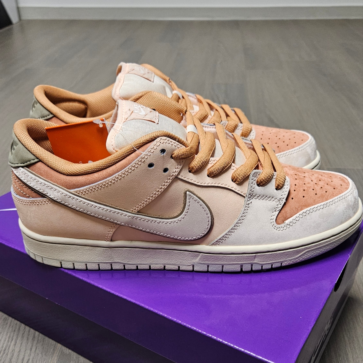 Nike SB Dunk Low Pro Crimson Tint and Amber Brown 착용 스타일 - 3