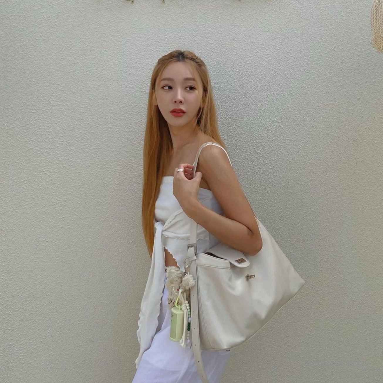 APOA Pao Hobo Bag Black, APOA Pao Hobo Bag Off White 착용 스타일