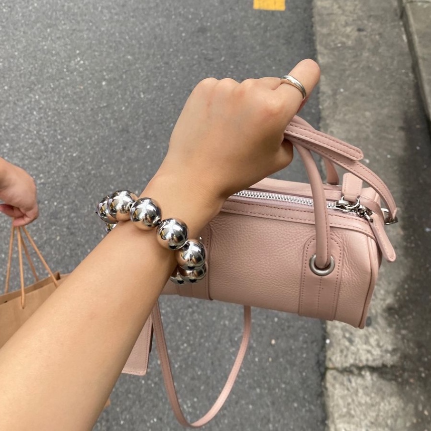 APOA Rueda Mini Bag Black, APOA Rueda Mini Bag Off White 착용 스타일