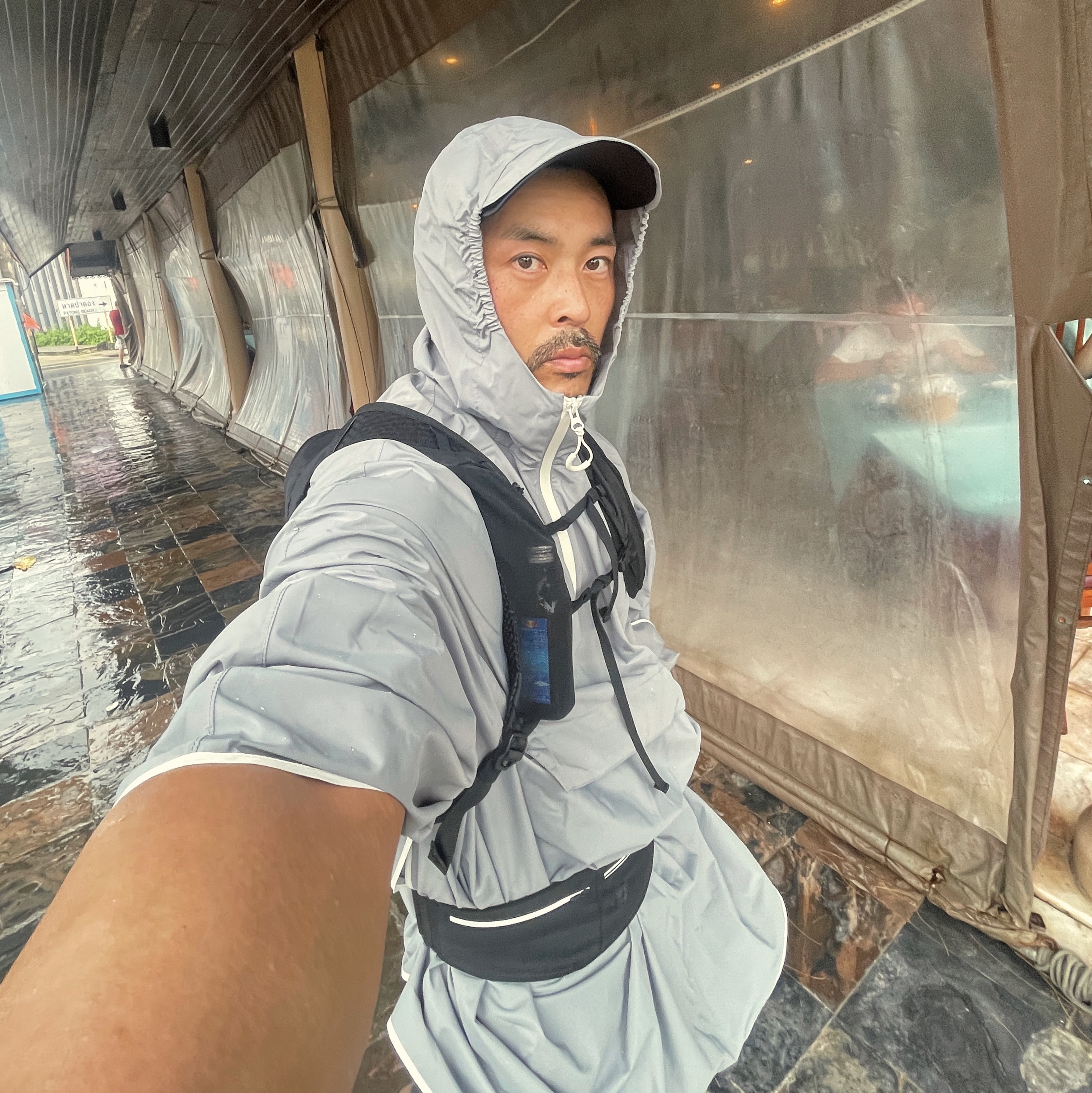 Hoka Bondi 8 Wide Black - 24SS, Starbucks x Hunter Light Rain Poncho Gray 착용 스타일 - 2
