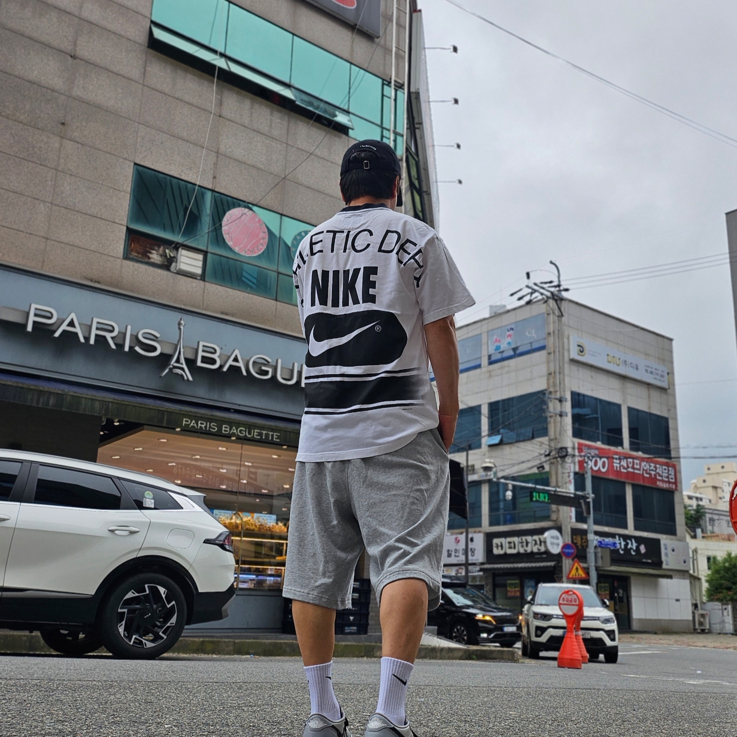Jordan 1 Low Golf Wolf Grey, Nike NRG Massive DEPT T-Shirt White - Asia 착용 스타일 - 2