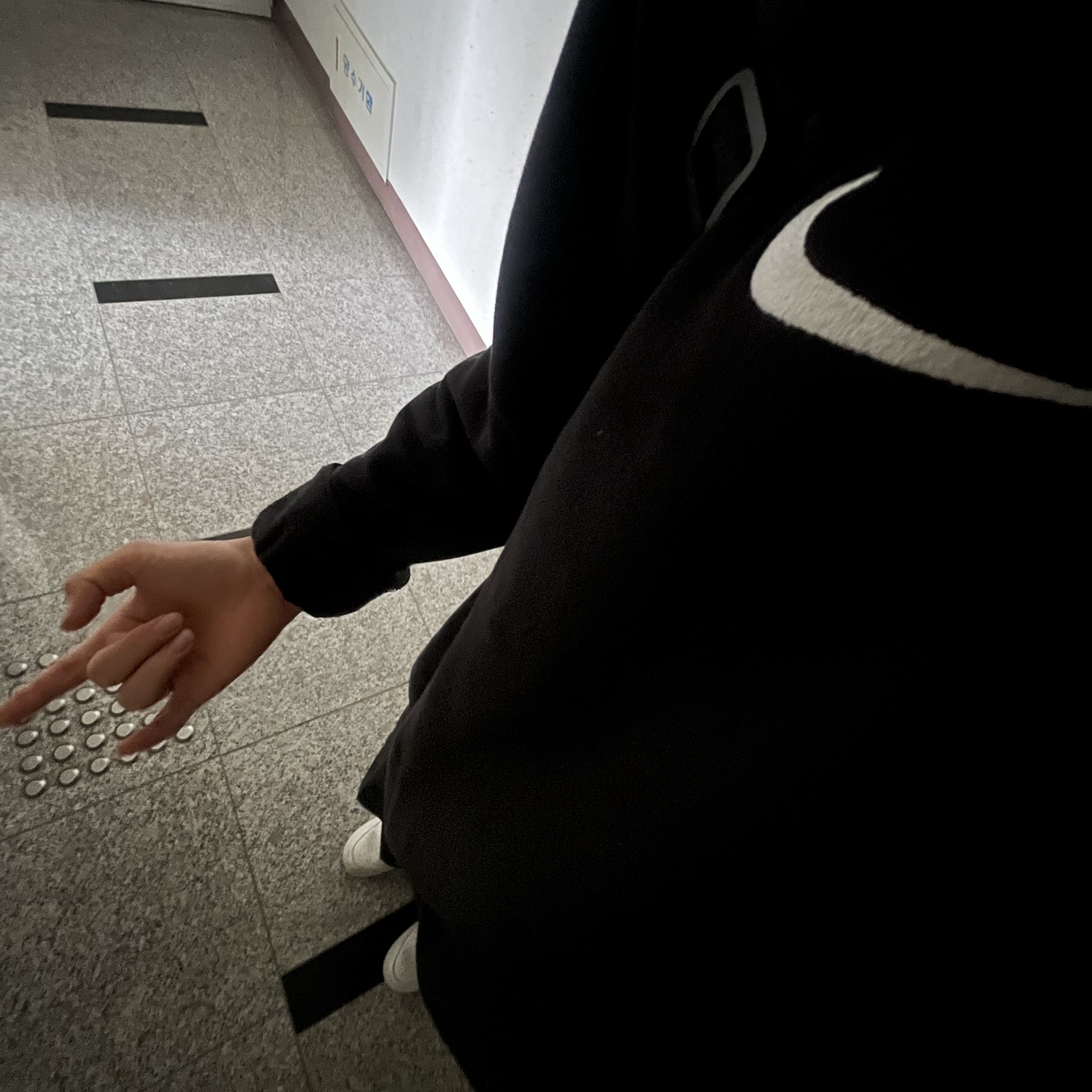 Nike x Supreme Air Force 1 Low White, Nike Park Crew Sweatshirt Black 착용 스타일