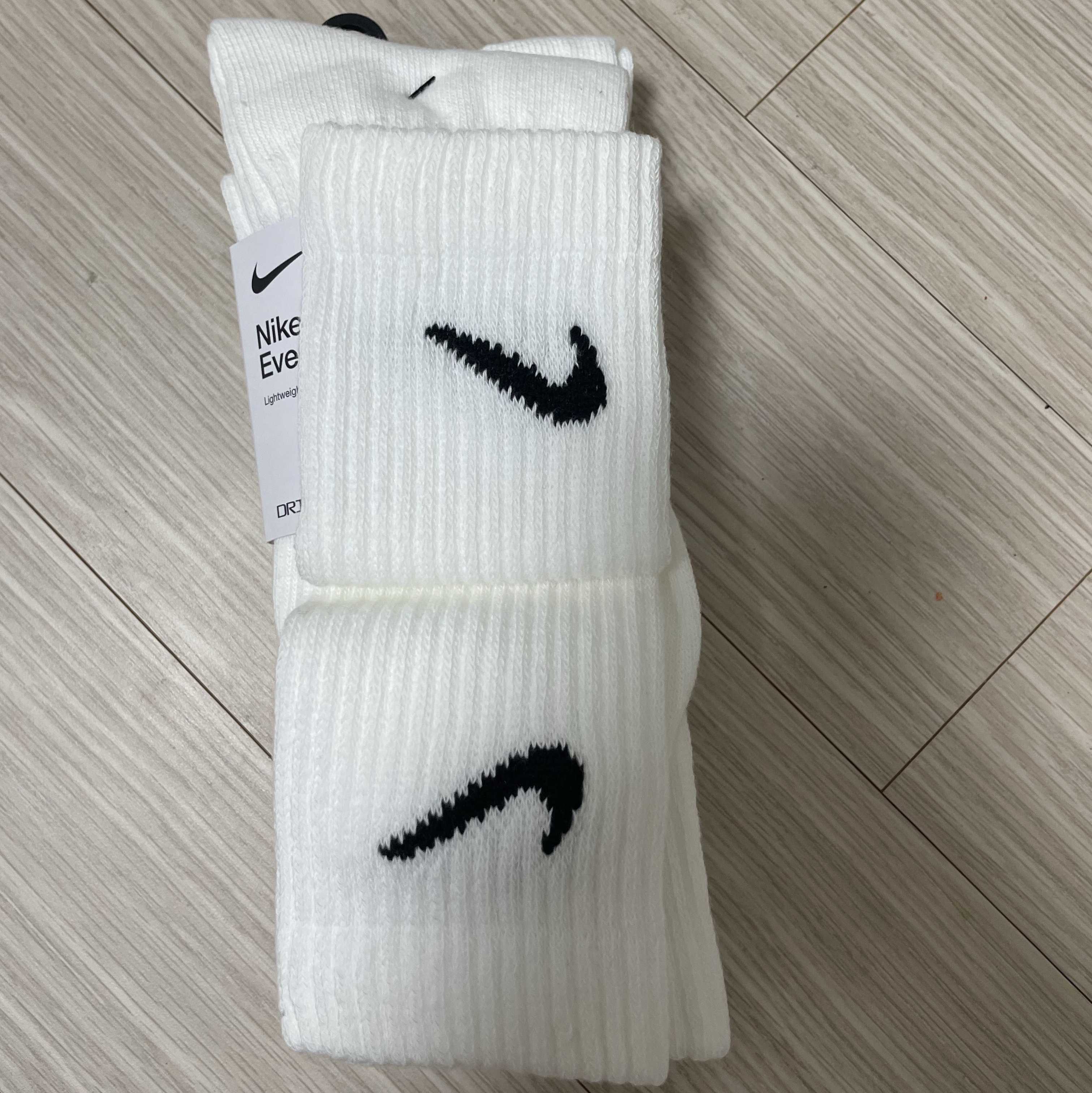 Nike Everyday Lightweight Training Crew Socks White (3 Pack/Korean Ver.) 착용 스타일 - 2