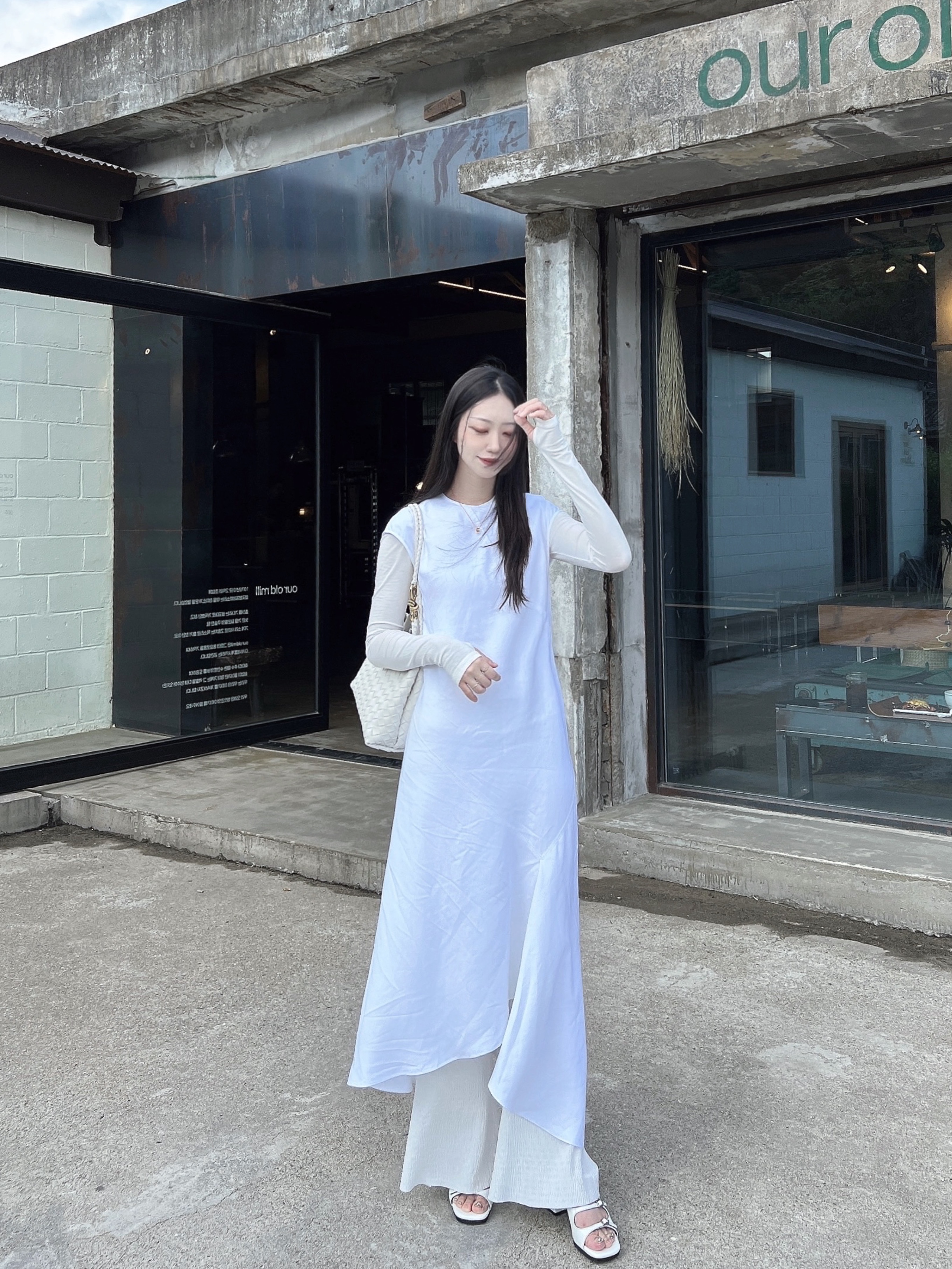 Bottega Veneta Small Andiamo White, (W) COS Slim Fit Long Sleeve Top White 착용 스타일 - 1