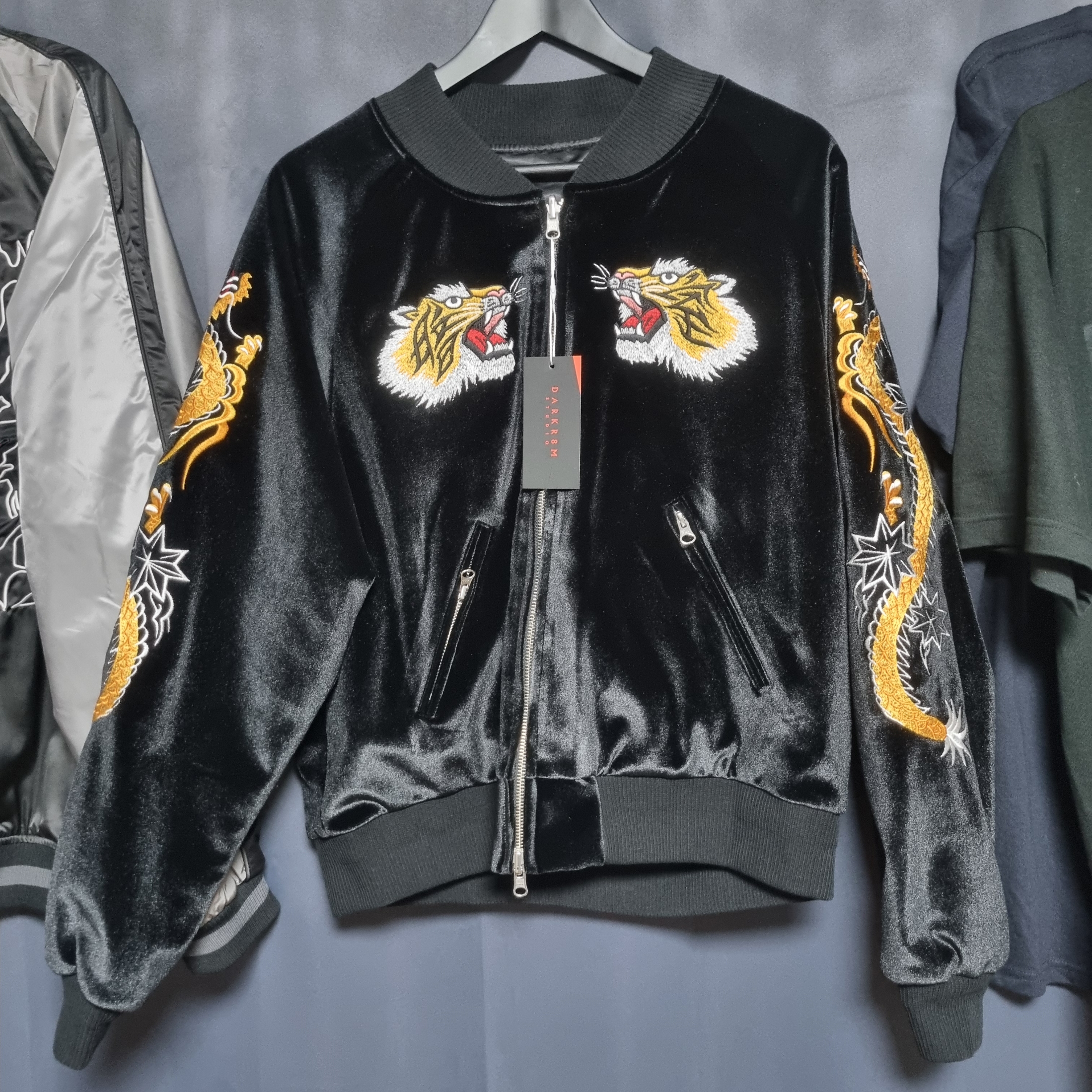 Darkr8m Studio x Chance Clothing Souvenir Jacket Black 착용 스타일 - 1