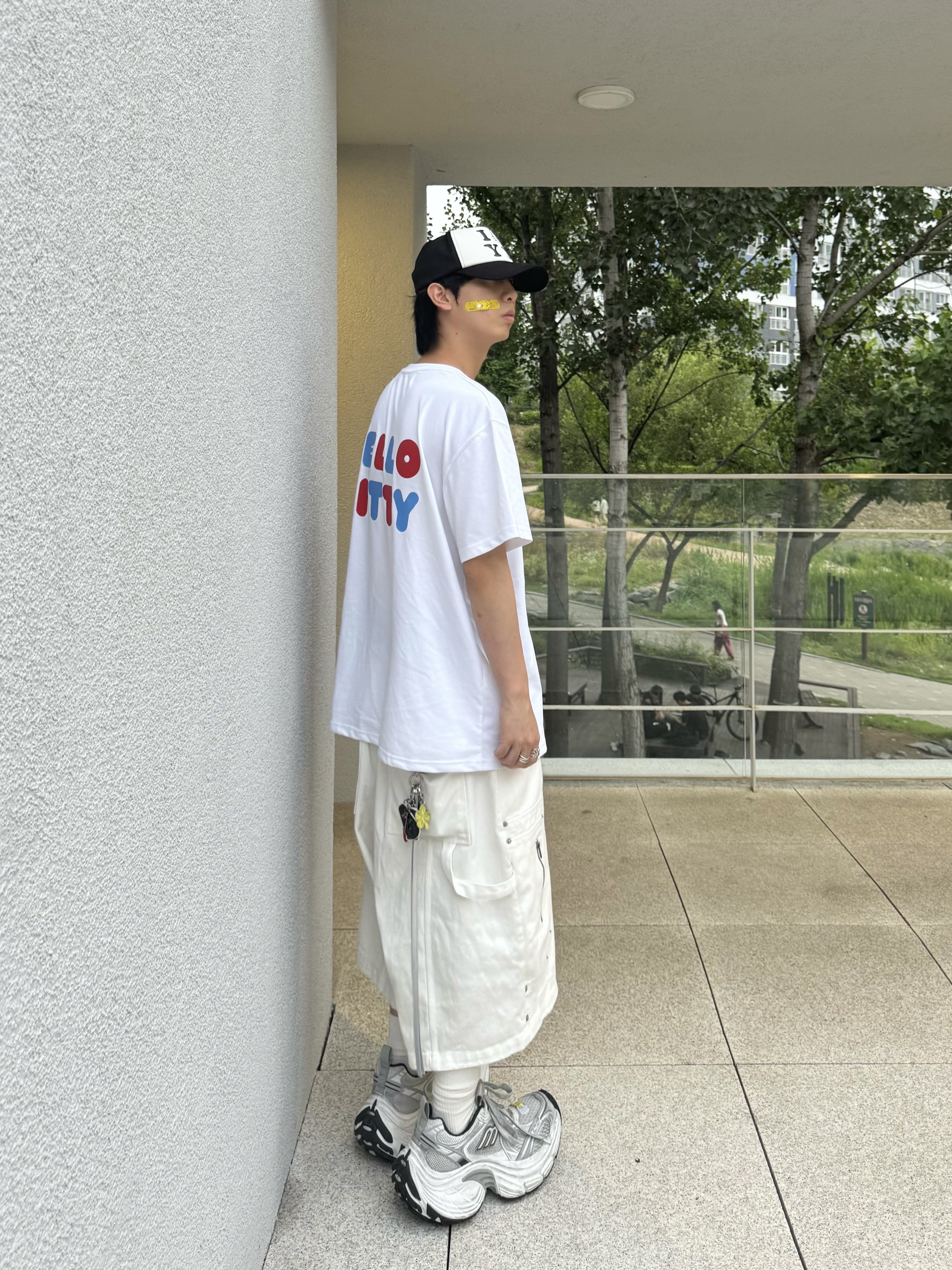 Open Yy x Hello Kitty T-Shirt White, Open Yy x Hello Kitty Trucker Cap Black 착용 스타일 - 3