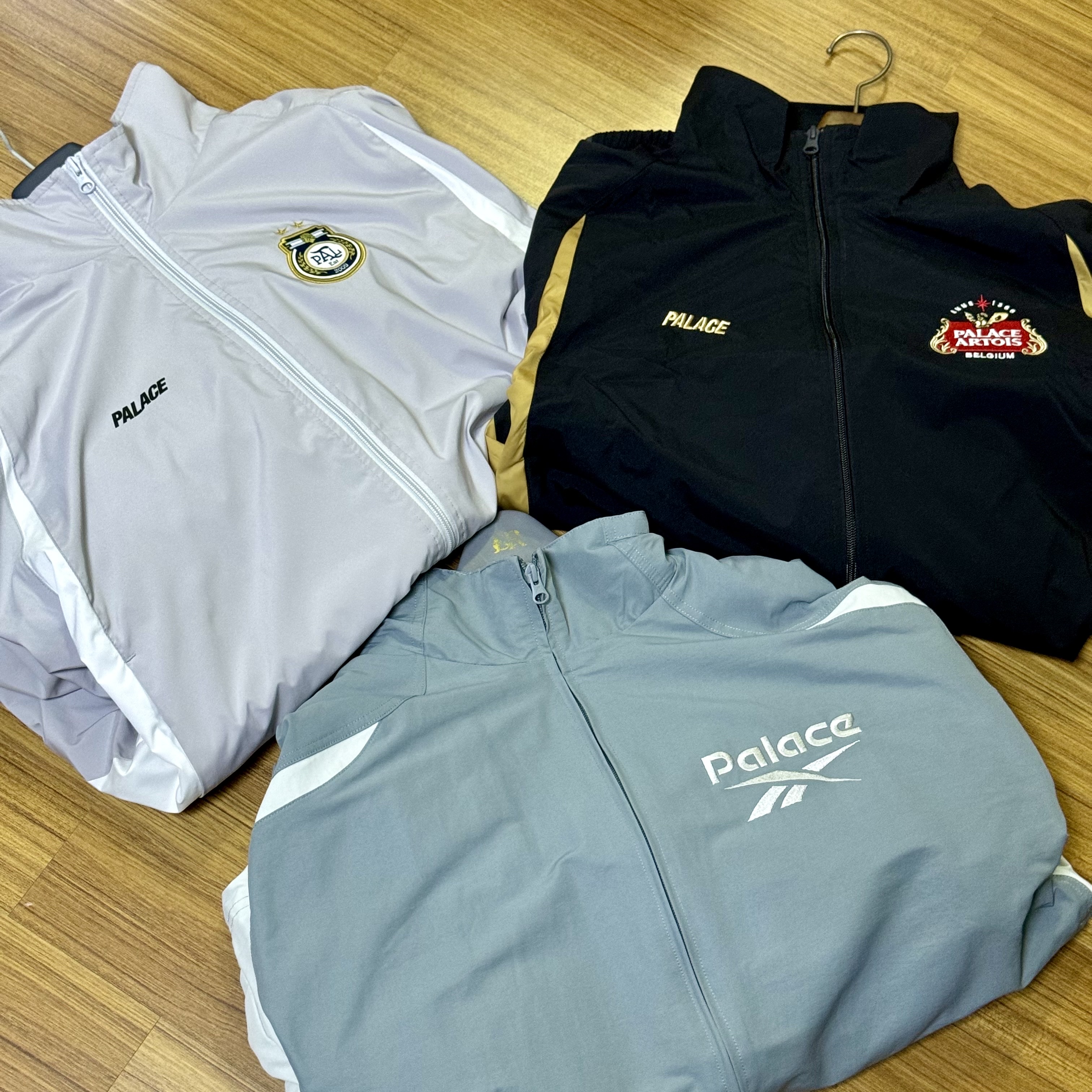 Palace x Reebok Tracksuit Grey - 24SS, Palace x Stella Artois Light Court Jacket Black - 24SS 착용 스타일 - 4