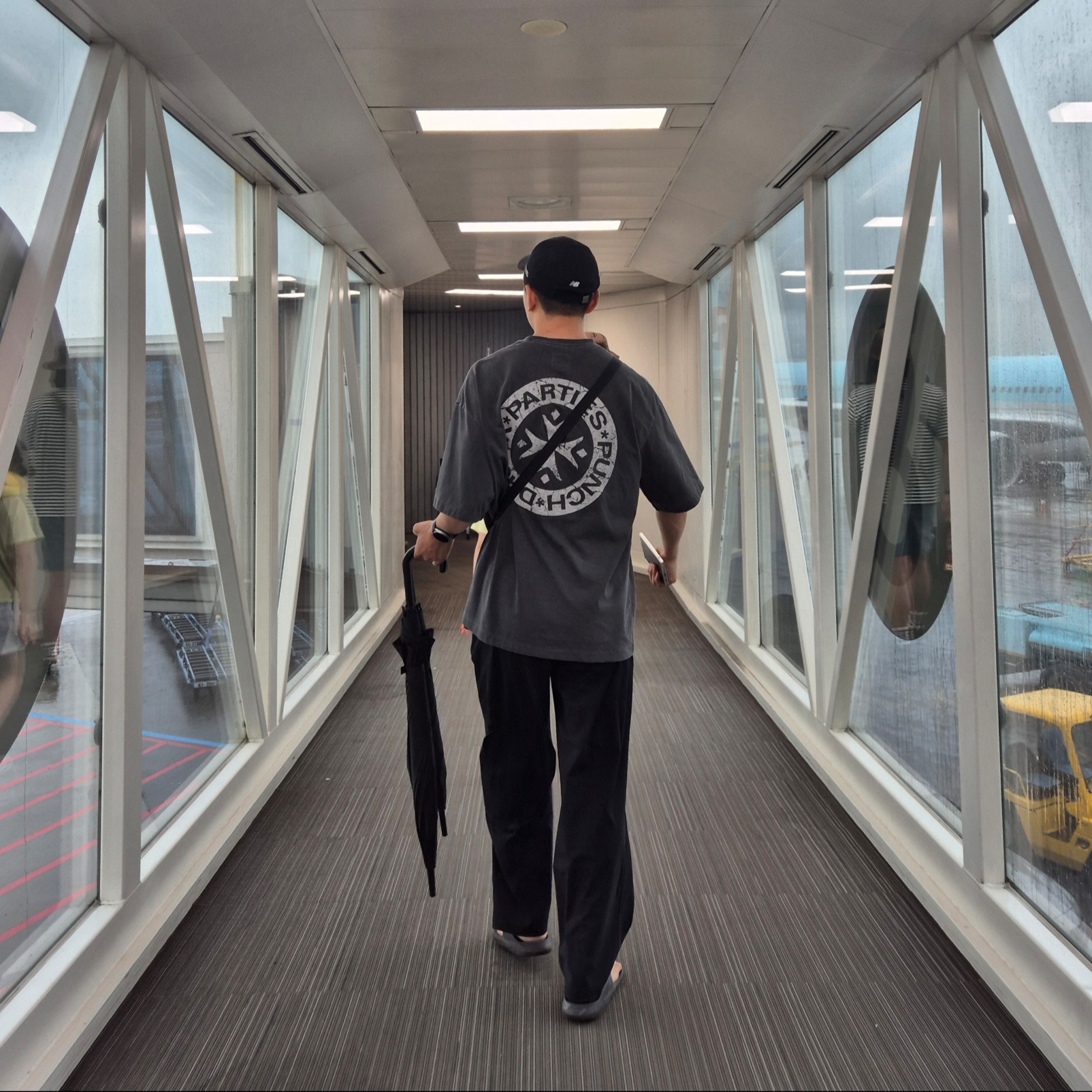 Punch Drunk Parties Hurt Logo Garment Dyed Tee Charcoal 착용 스타일