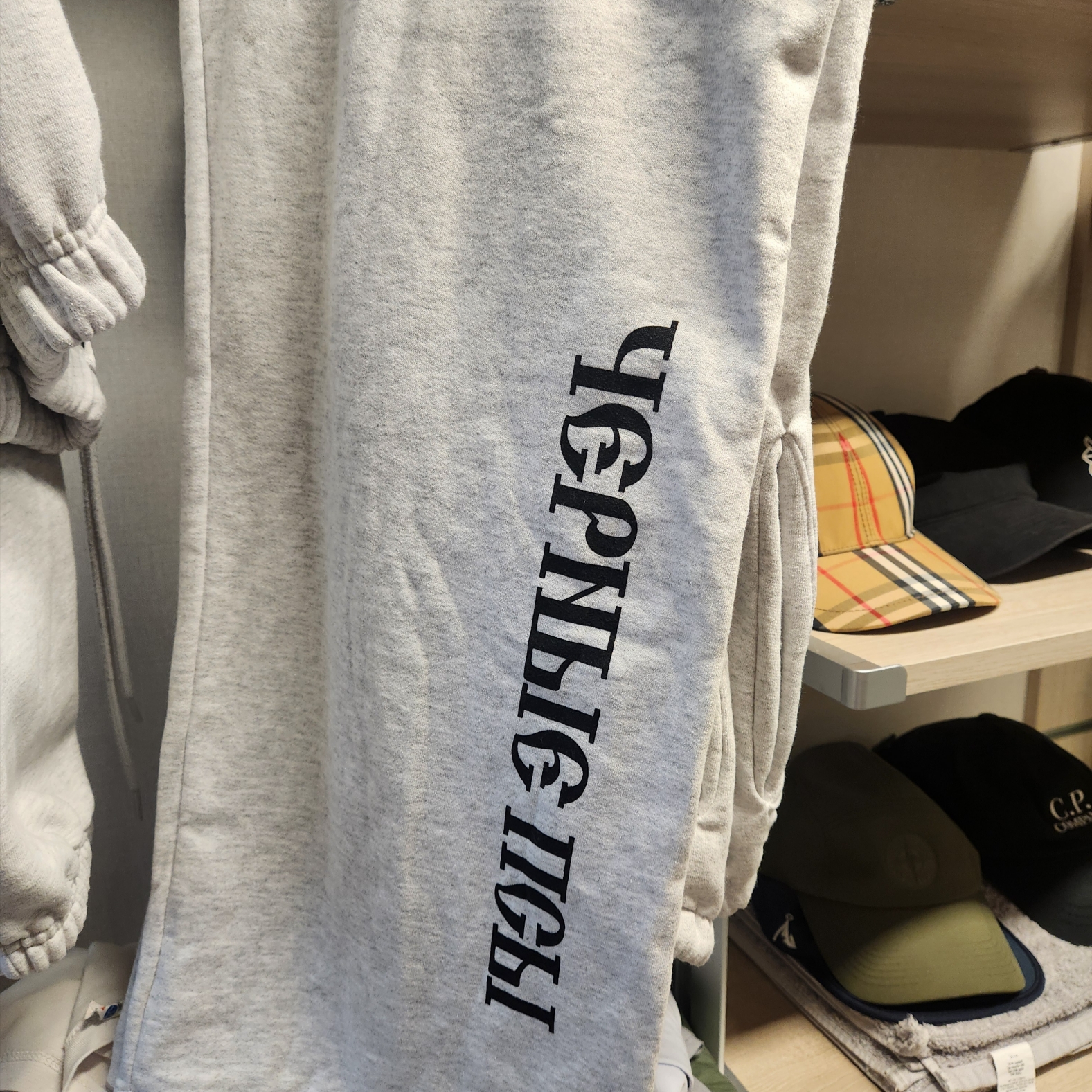 Yeezy x Gosha Rubchinskiy YZY Black Dogs Jogger Heather Grey 착용 스타일 - 2
