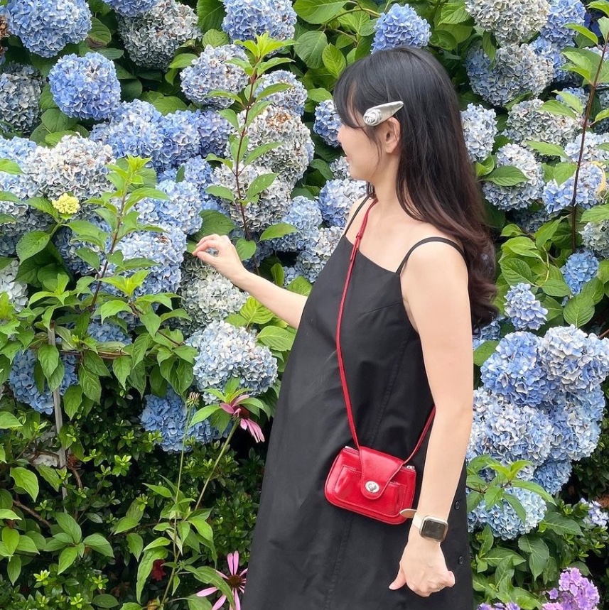 APOA Pao Micro Wallet Bag Black, APOA Pao Micro Wallet Bag Off White 착용 스타일