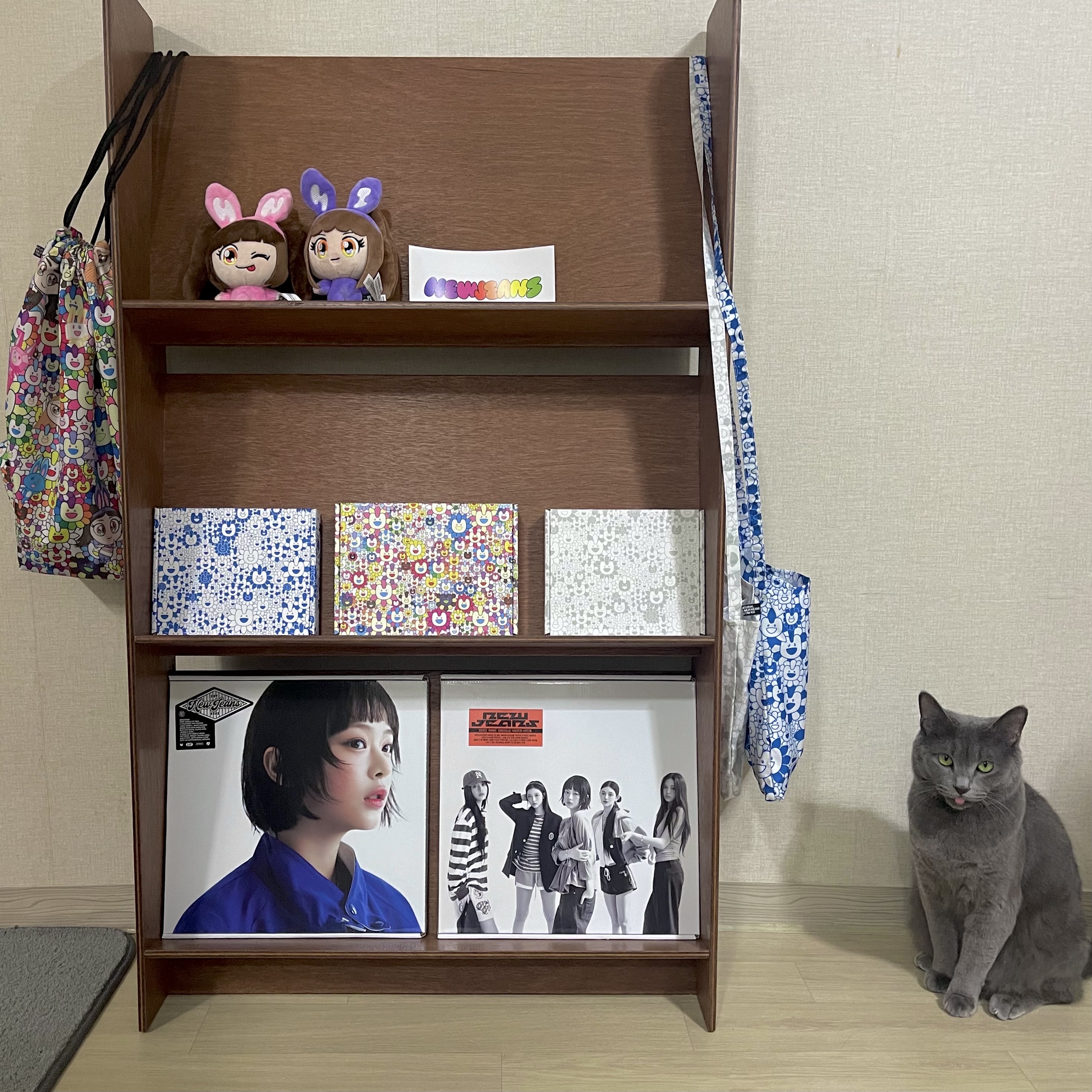 NewJeans Supernatural NJ x Murakami Drawstring Bag Ver., NewJeans How Sweet Standard (Hanni Ver.) 착용 스타일 - 1