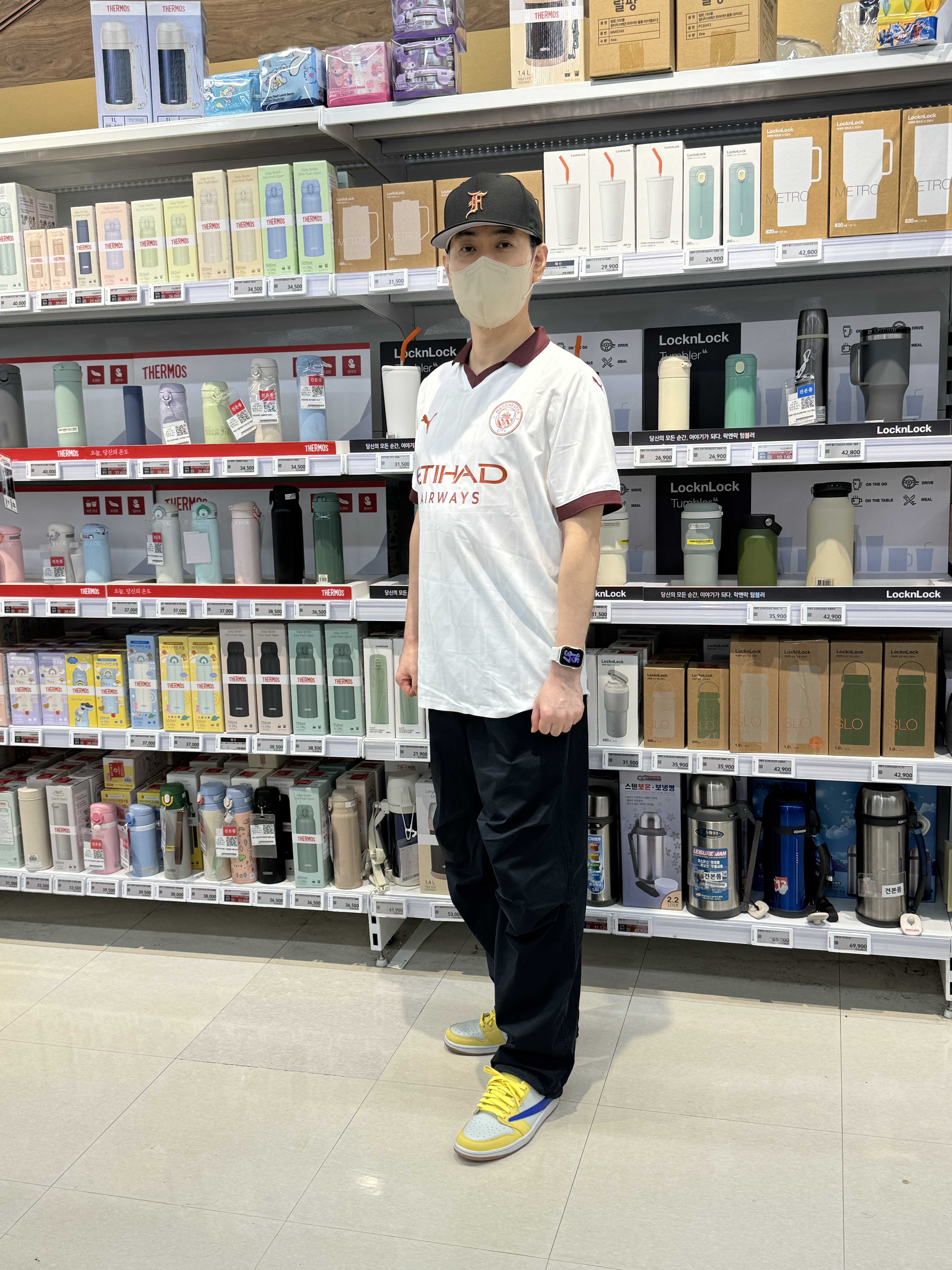 (W) Jordan 1 x Travis Scott Retro Low OG SP Canary, New Era x Fear of God 59FIFTY Arizona Diamondbacks Fitted Cap Black 착용 스타일