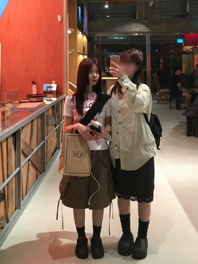 [KREAM 단독] Safarispot Women 1/2 Highway Inn T-Shirt White Red, (W) Keen Jasper Sneakers Black Jazzy 착용 스타일 - 3