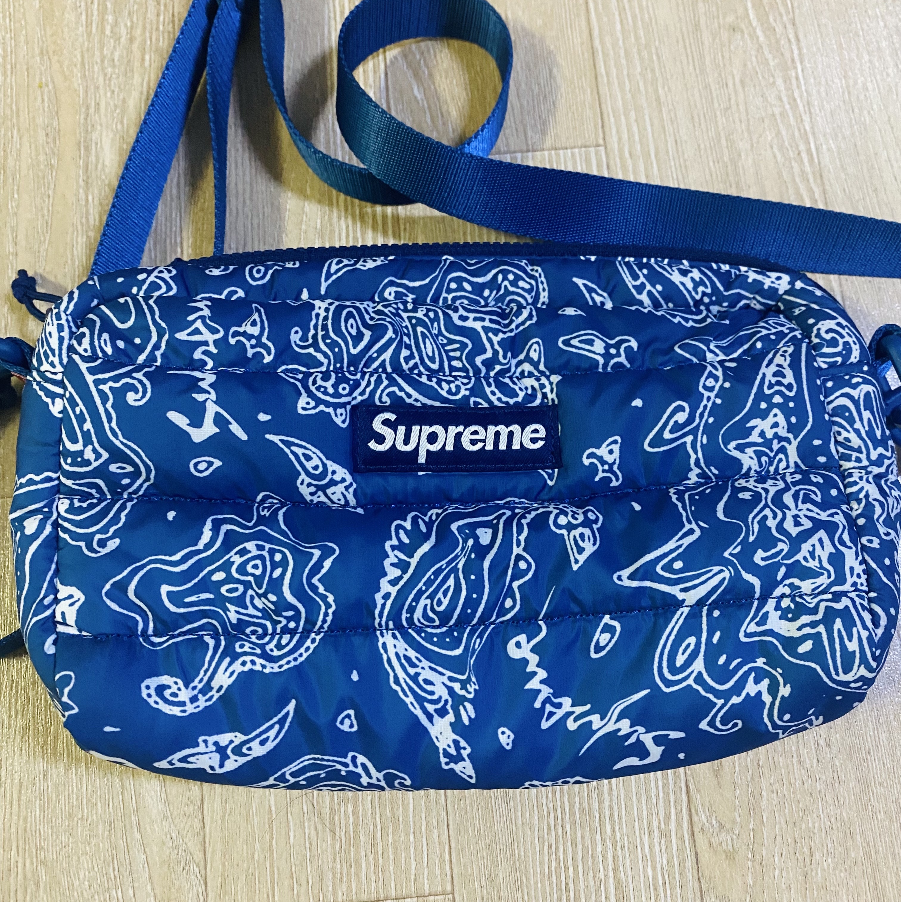 Supreme Puffer Side Bag Blue Paisley - 22FW 착용 스타일