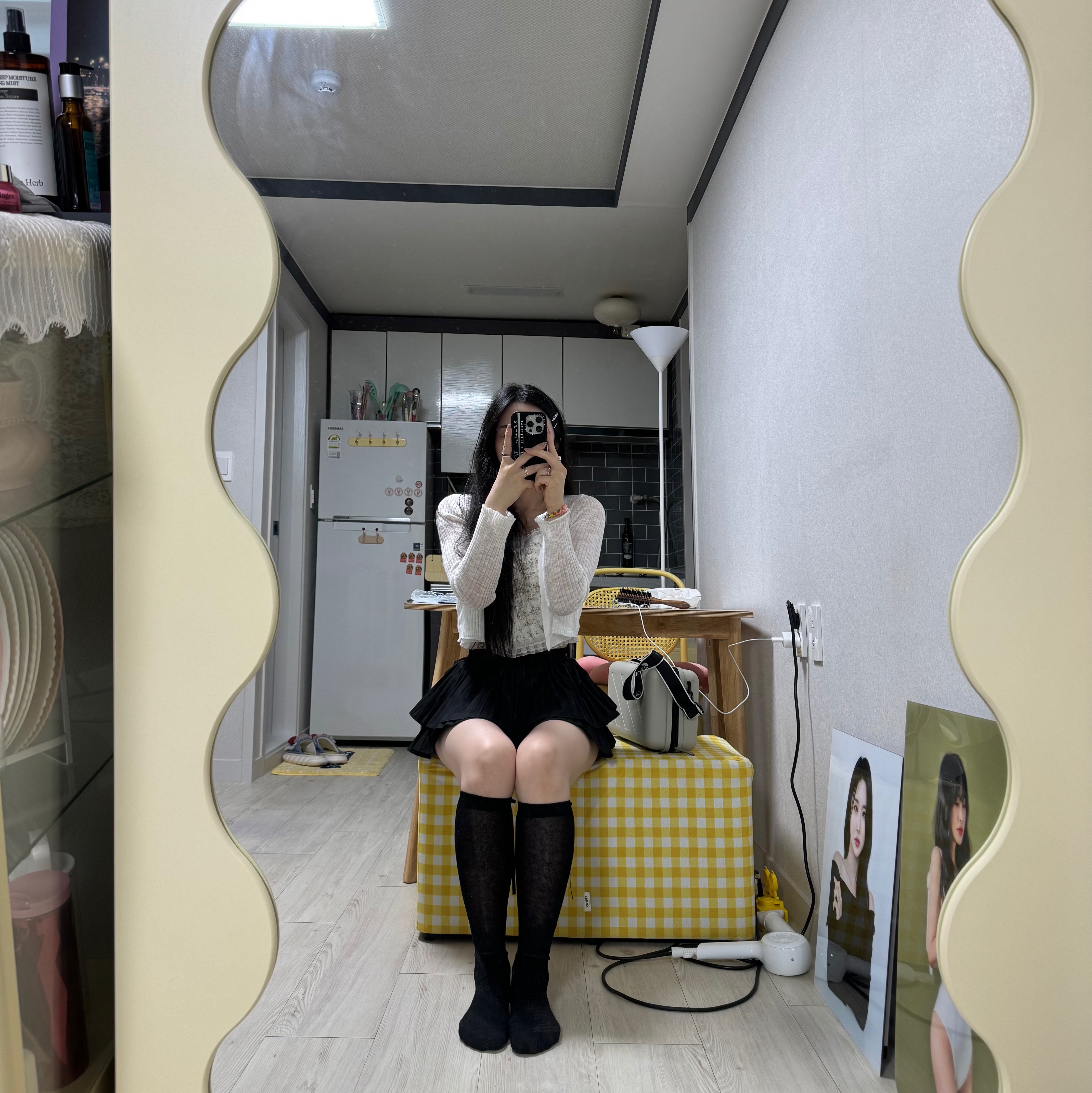 Off-White x Amore Pacific Protection Box (Without Cosmetics), (W) Hunter Original Refined Tall Rain Boots Black 착용 스타일 - 1