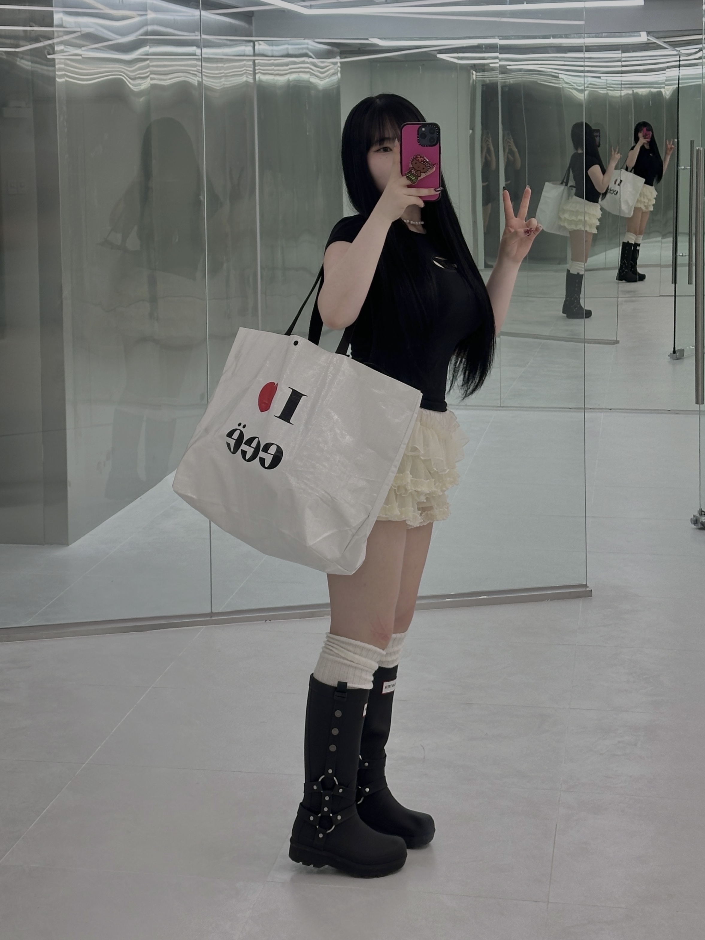 (W) Hunter x Andersson Bell Original 2.0 Tall Boots Black, (W) Diesel T-Angie Peekaboo Logo T-Shirt Black 착용 스타일 - 1