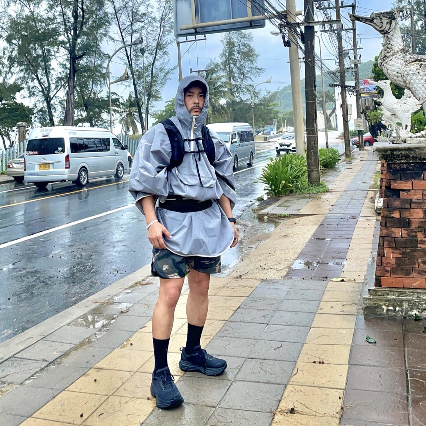 Hoka Bondi 8 Wide Black - 24SS, Starbucks x Hunter Light Rain Poncho Gray 착용 스타일 - 1