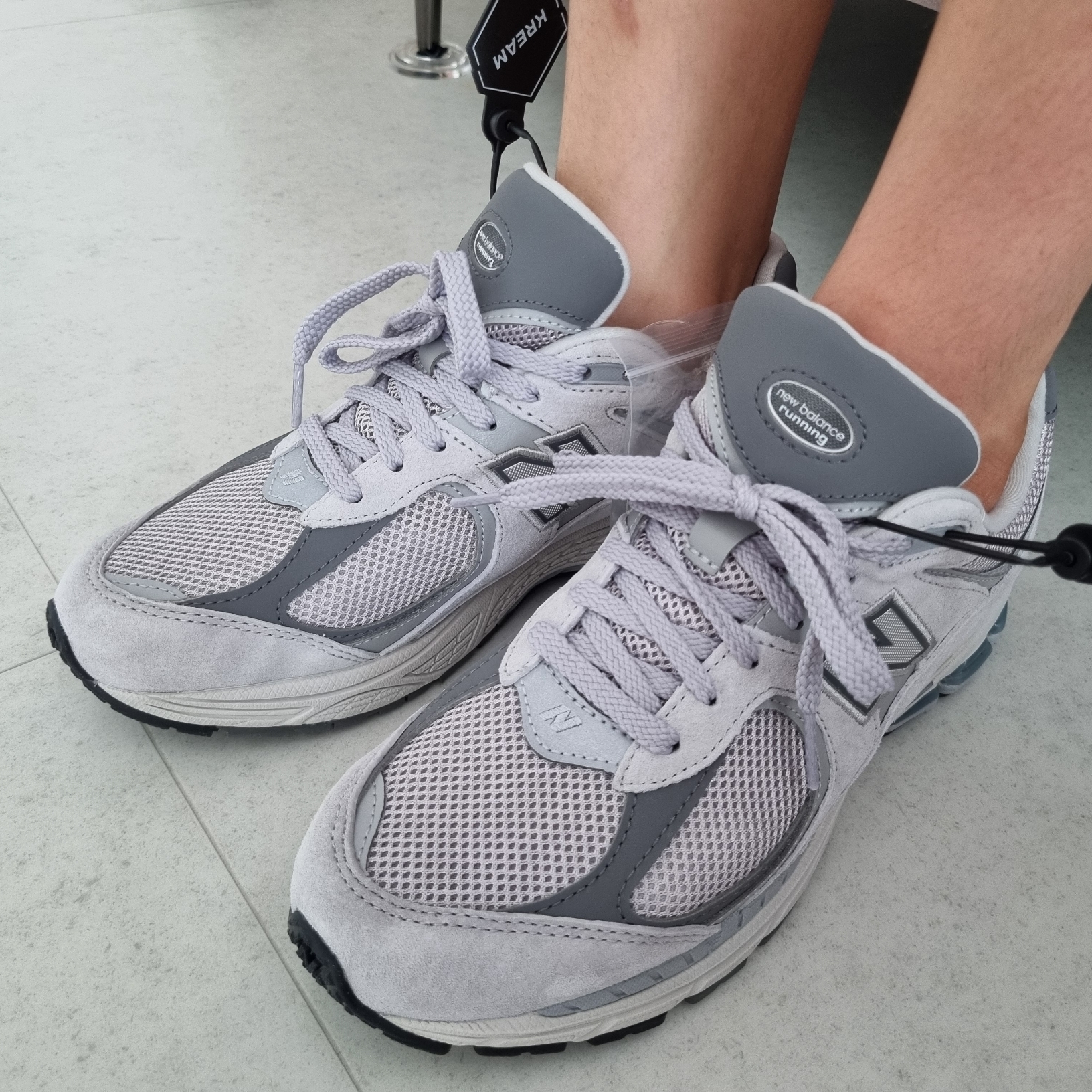 New Balance 2002R T2 Gray 착용 스타일