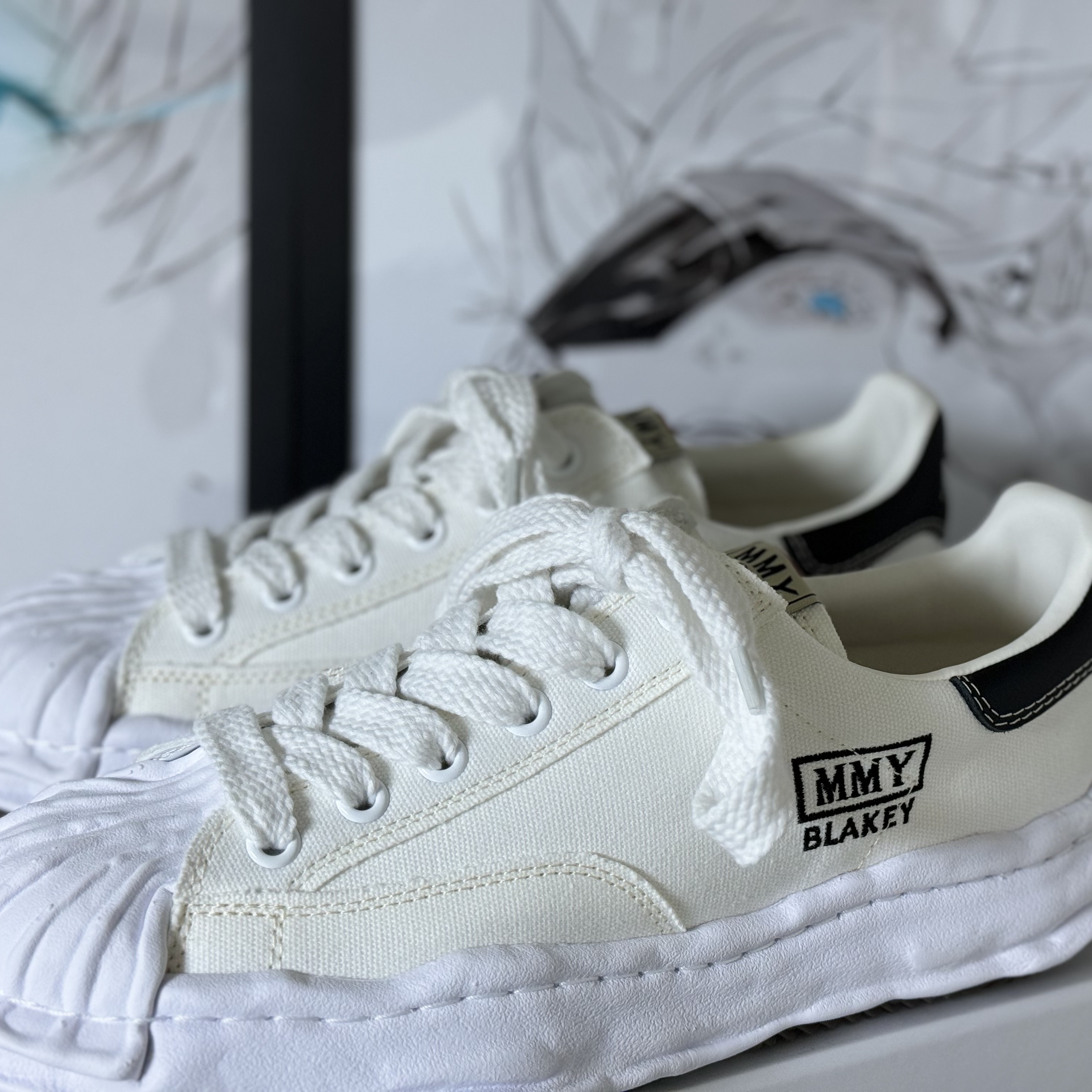 Maison Mihara Yasuhiro Blakey OG Sole Canvas Low-top Sneakers White, Maison Mihara Yasuhiro Blakey OG Sole Canvas Low-top Sneakers Black White 착용 스타일 - 1