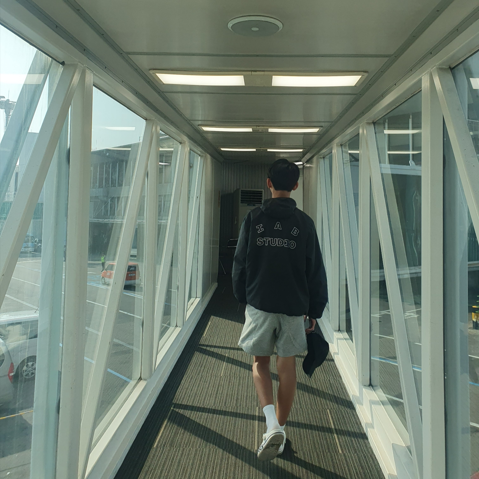 IAB Studio Ripstop Wind Jacket Black 착용 스타일