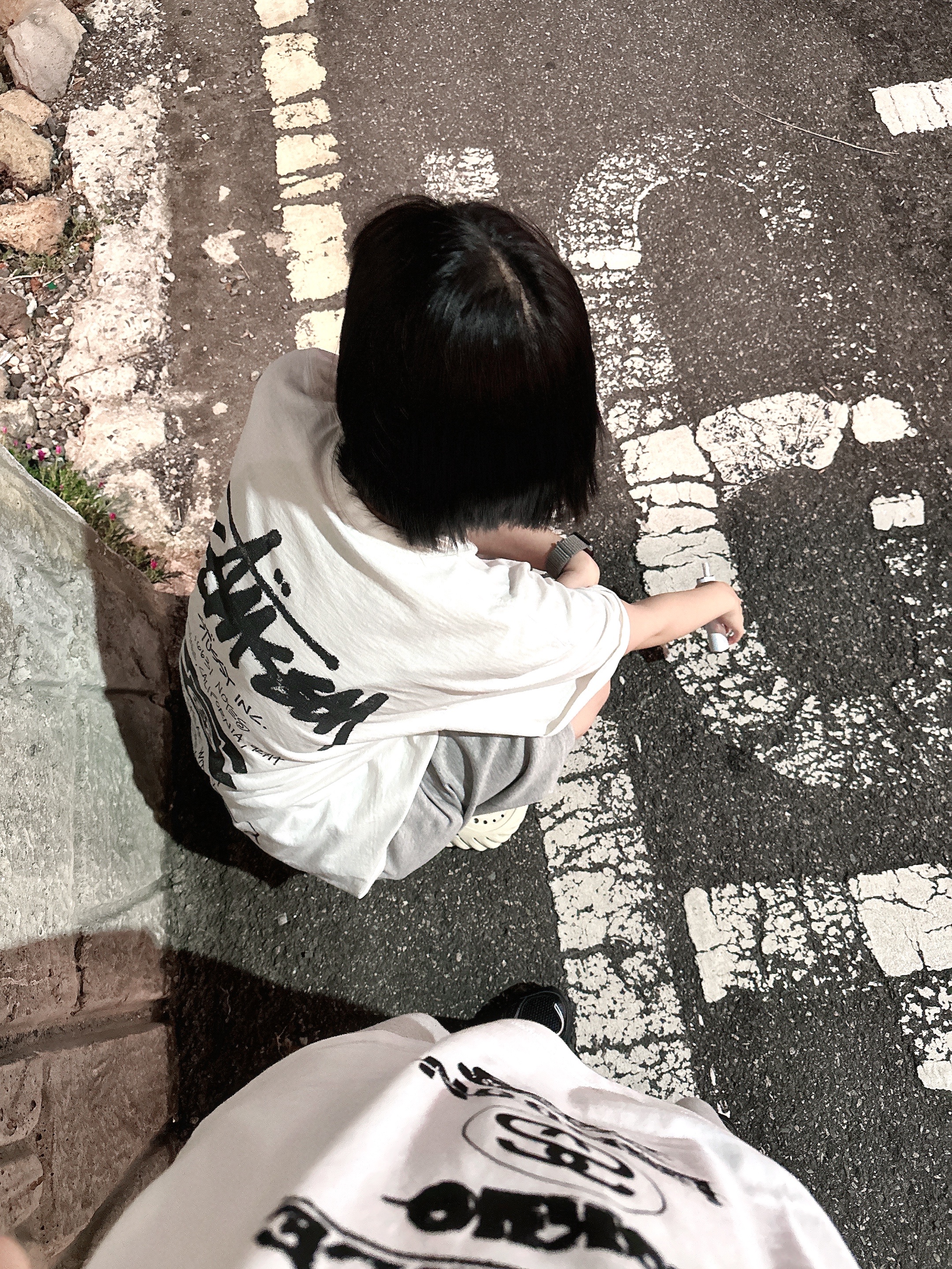 New Balance 1906R Black Silver Metallic, Stussy Tour T-Shirt White 착용 스타일 - 2
