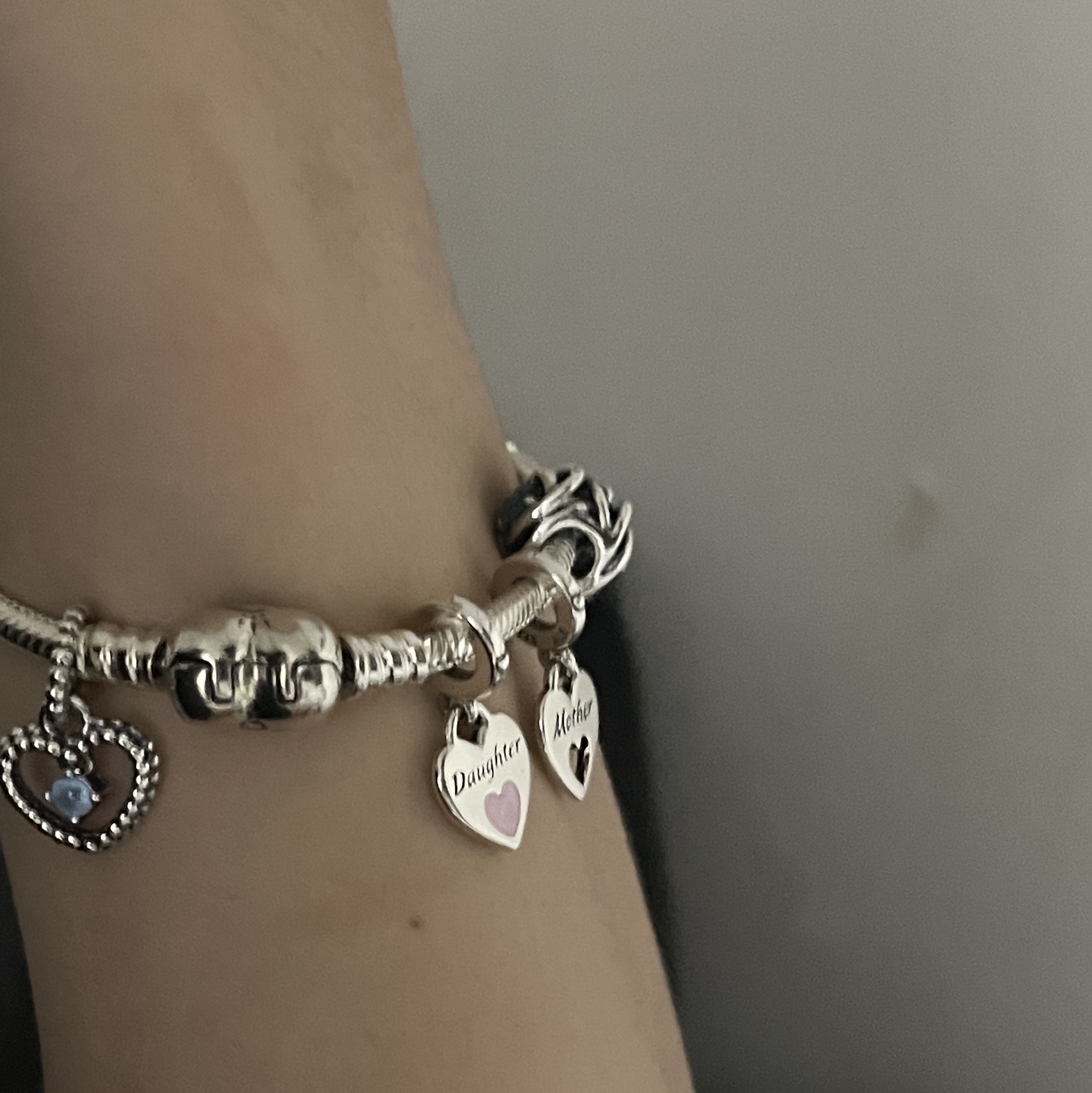 (W) Pandora Heart Shaped Clasp Bracelet Sterling Silver, (W) Pandora Double Heart Split Dnagle Charm Sterling Silver Pink 착용 스타일 - 3