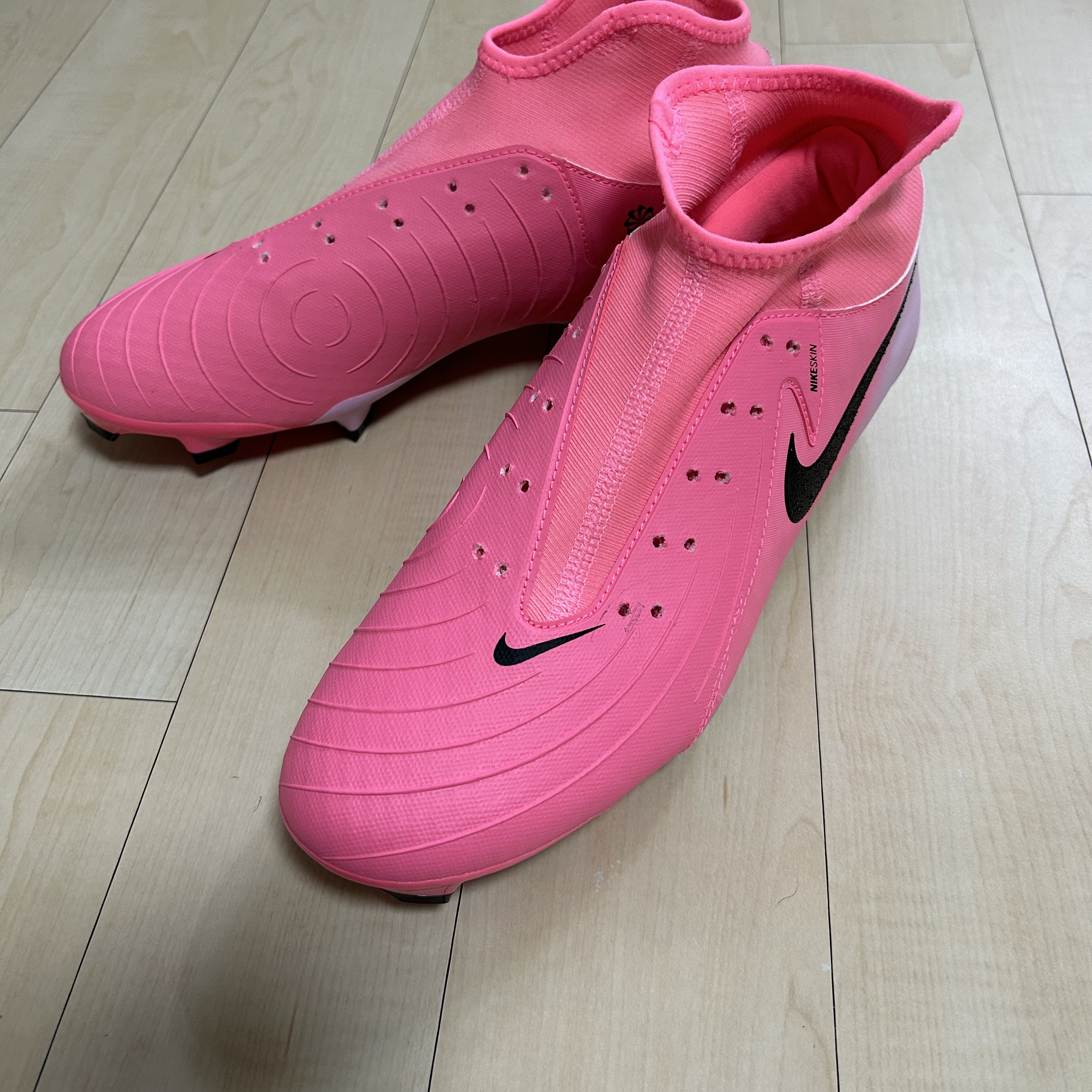 Nike Phantom Luna 2 Academy MG Sunset Pulse Black 착용 스타일